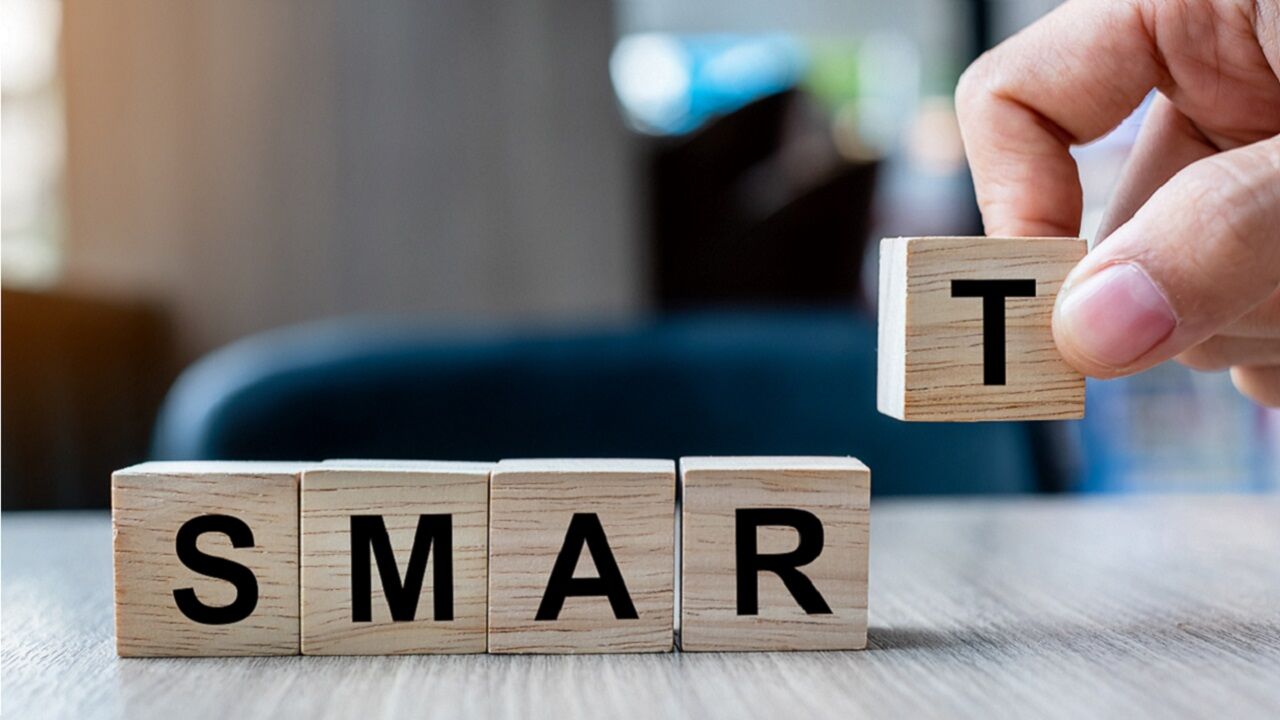 SMARTの法則とは？5つの指標を理解し意義ある目標設定を行う方法を解説