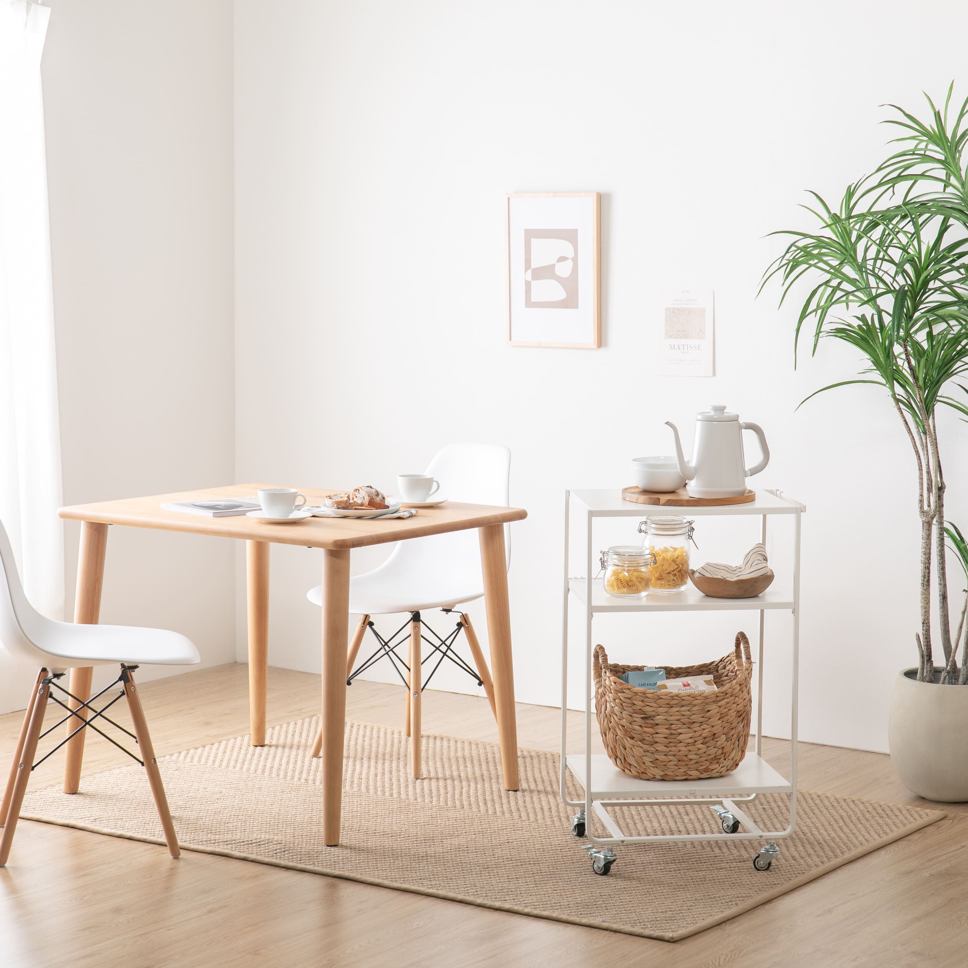 一人暮らしの部屋にぬくもりをもたらす優しい木目の丸脚テーブル