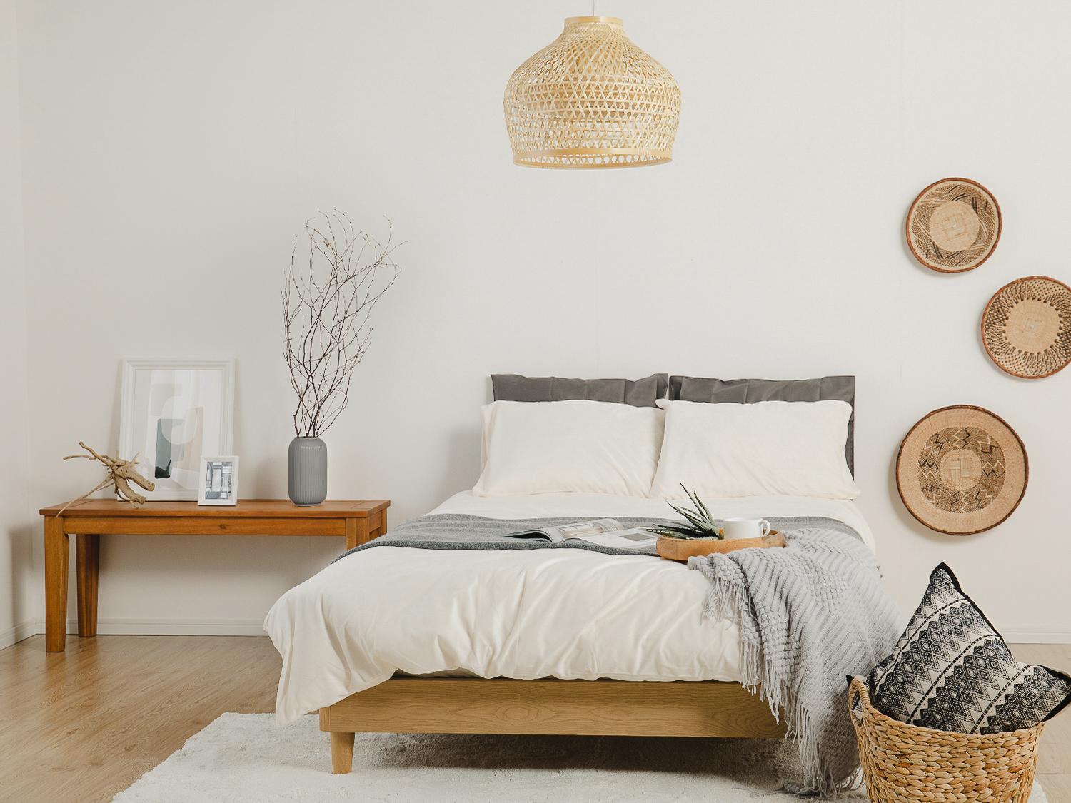 ホワイトと明るいナチュラルカラーの寝室