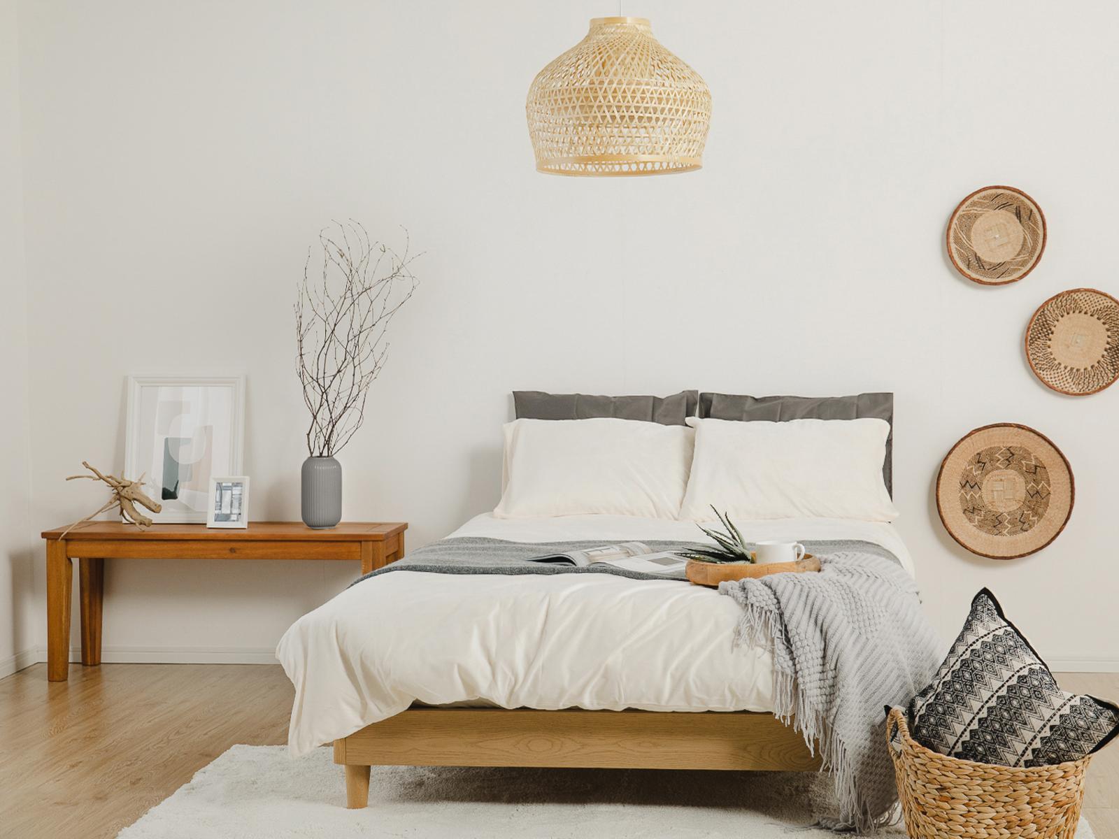 ホワイトと明るいナチュラルカラーの寝室