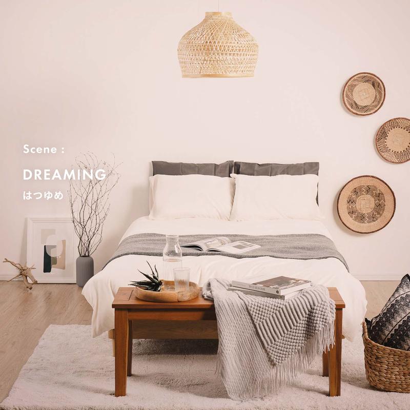 ホワイト系ナチュラルコーディネートの寝室