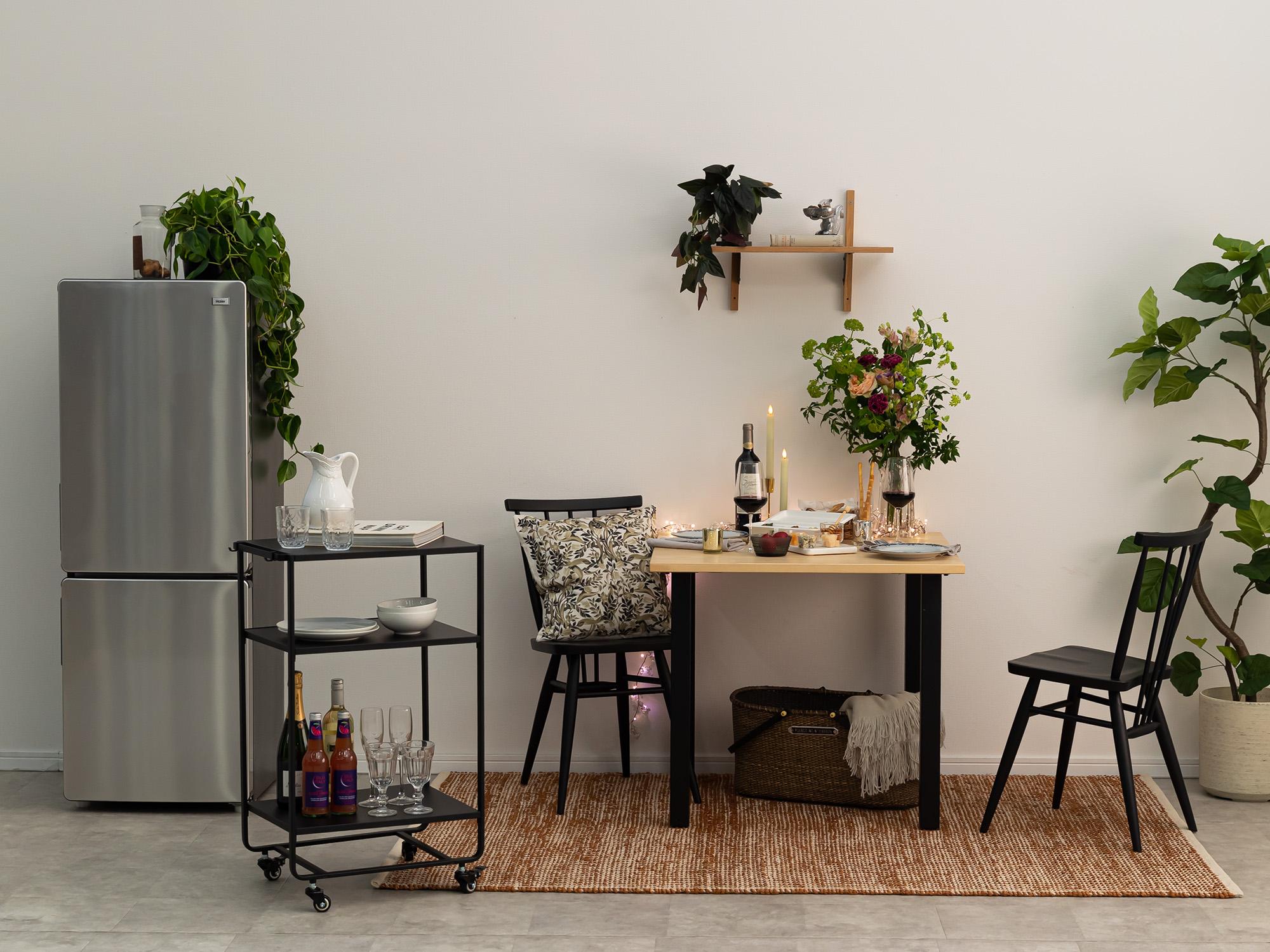 ダイニングキッチンにグリーンを飾っておしゃれな空間