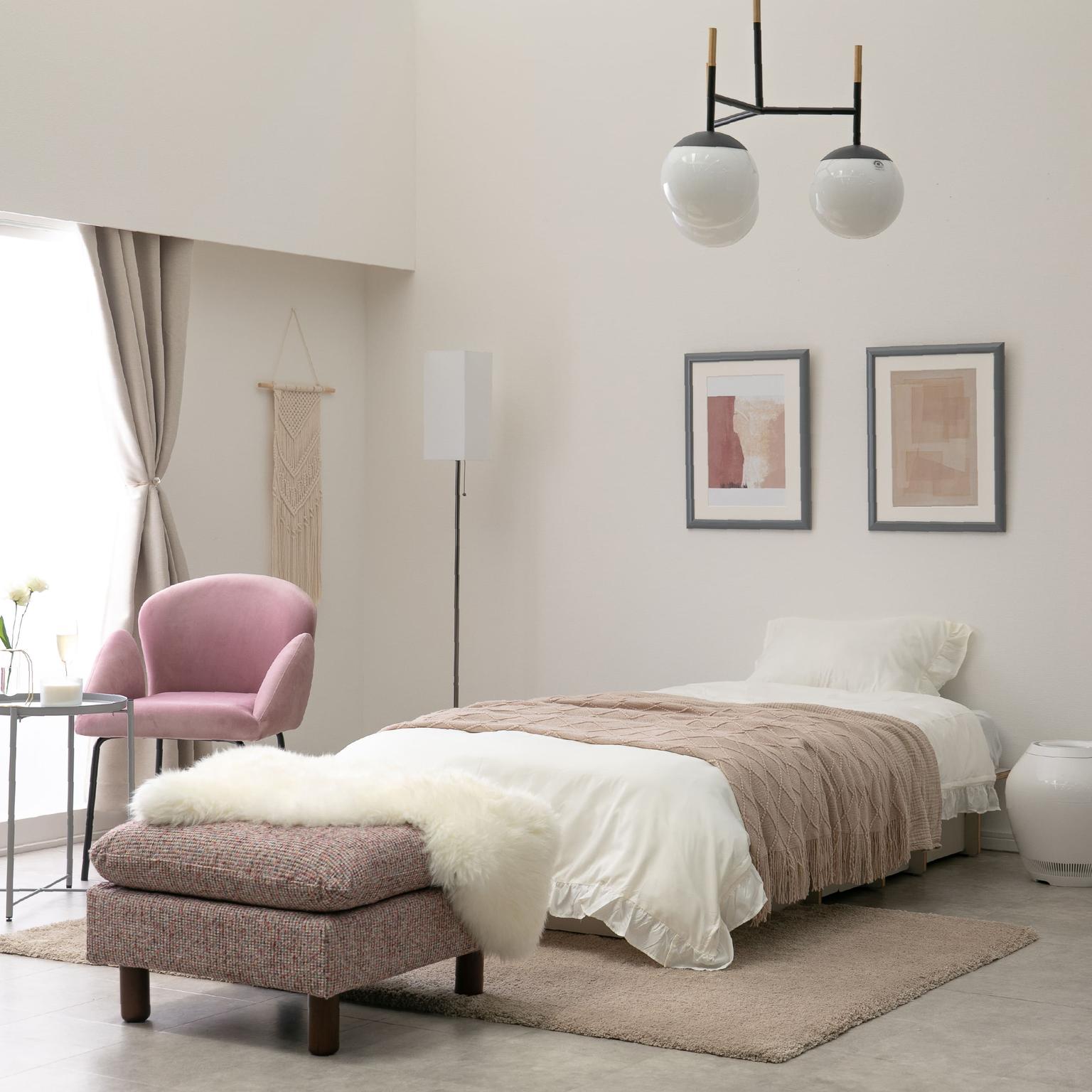 ピンク系のインテリアでホテルライクな寝室