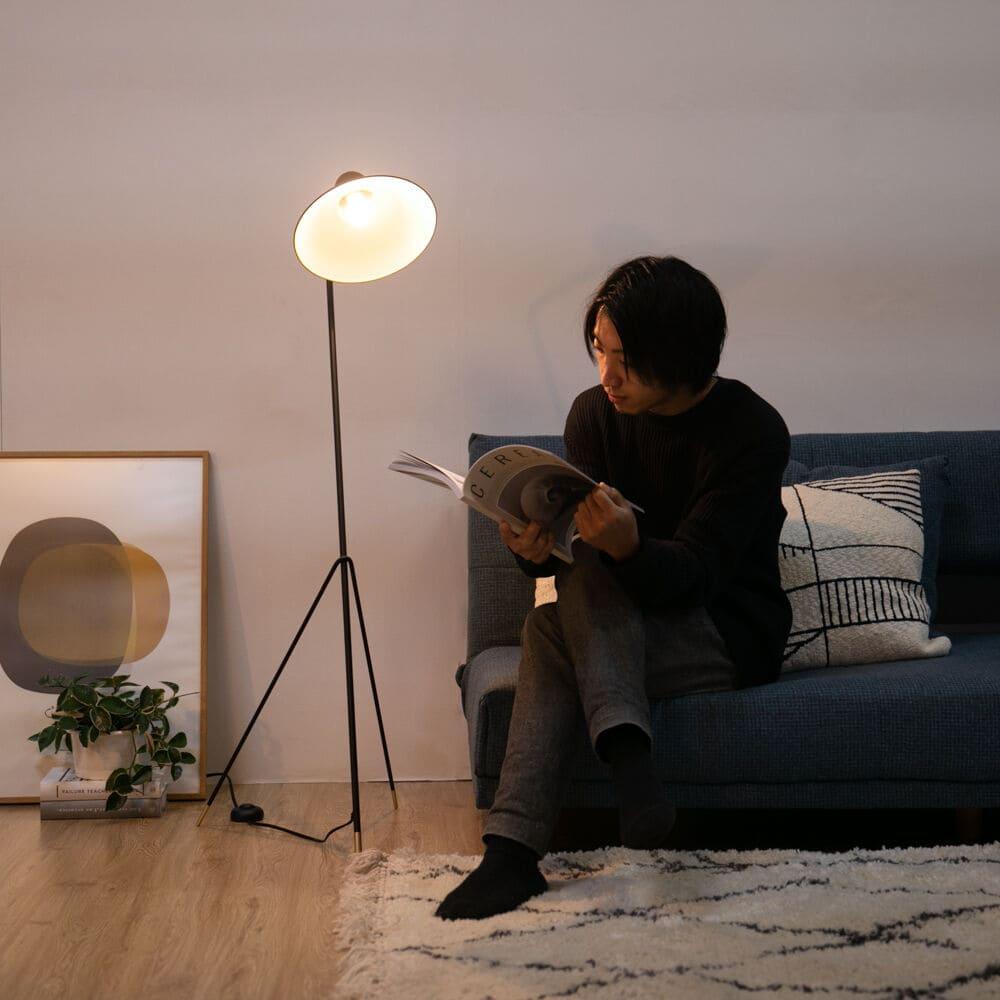 照明の効果でシンプルな部屋に奥行きを与える