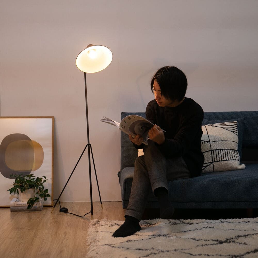 照明の効果でシンプルな部屋に奥行きを与える