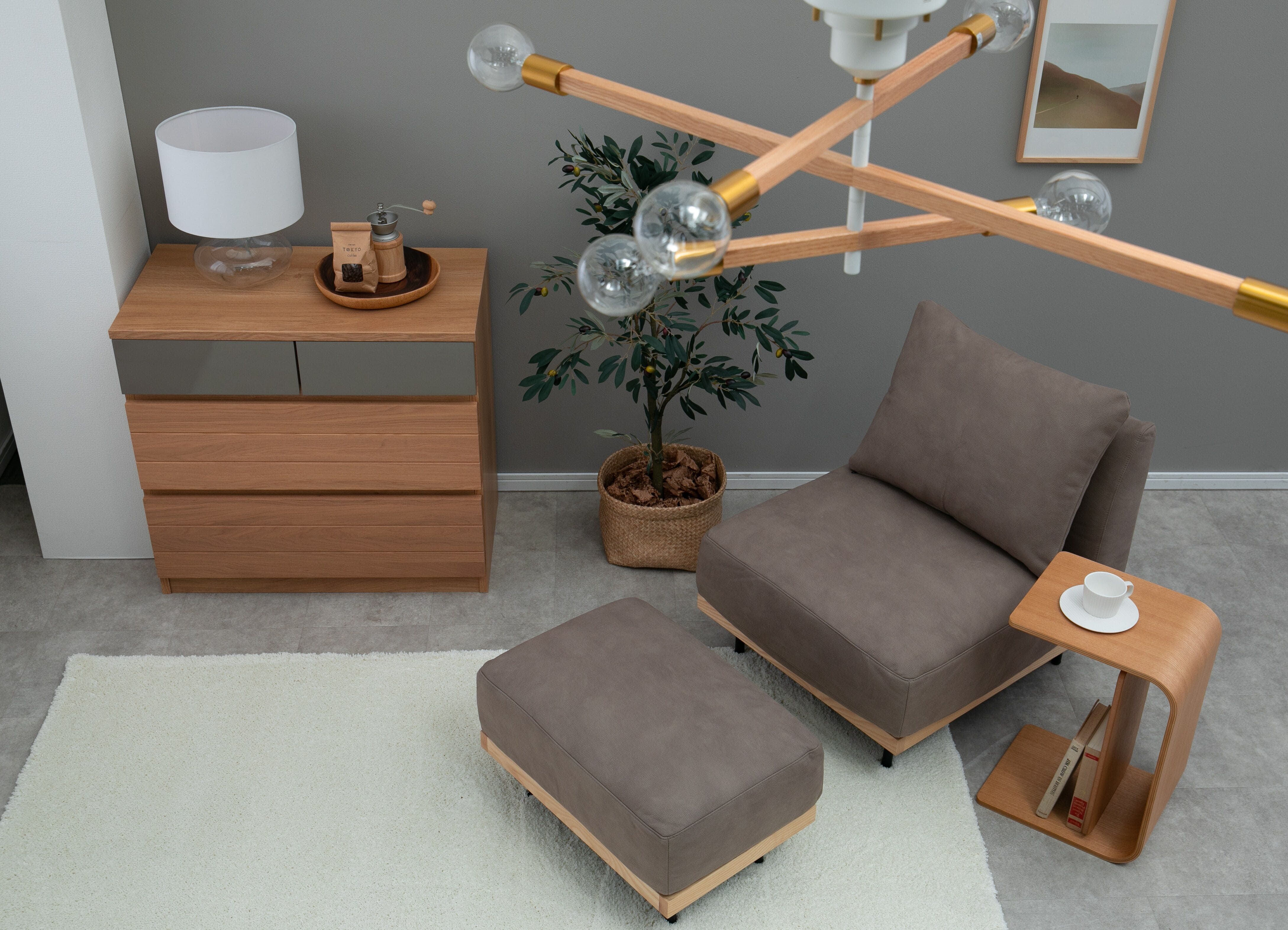 シンプルな部屋だから生きる印象的な照明