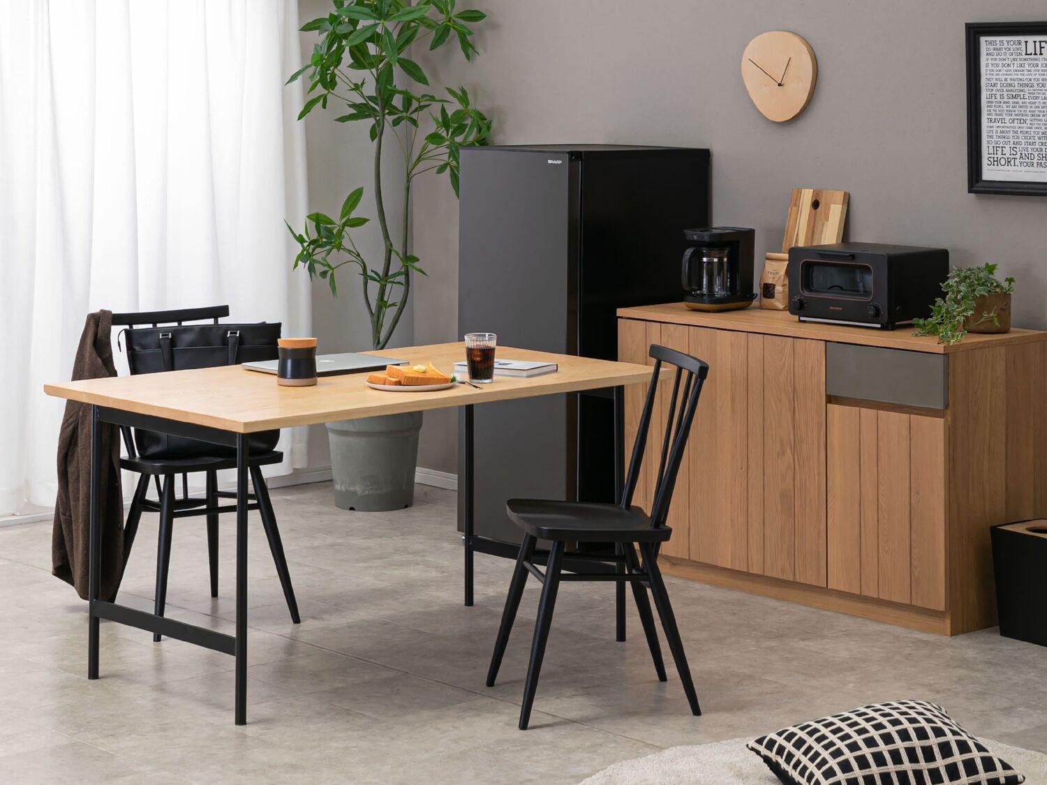 黒×ナチュラルの モダンなダイニング