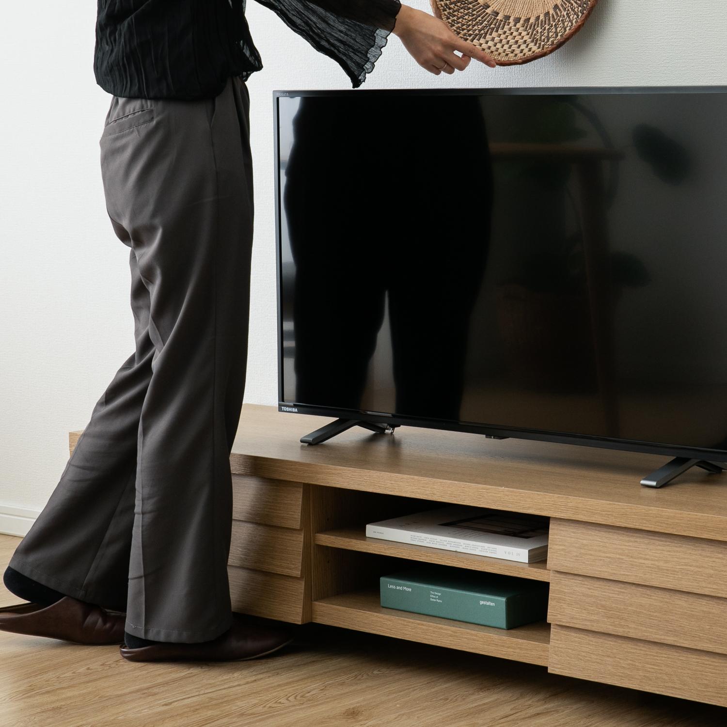 テレビ台を使って収納スペースを確保