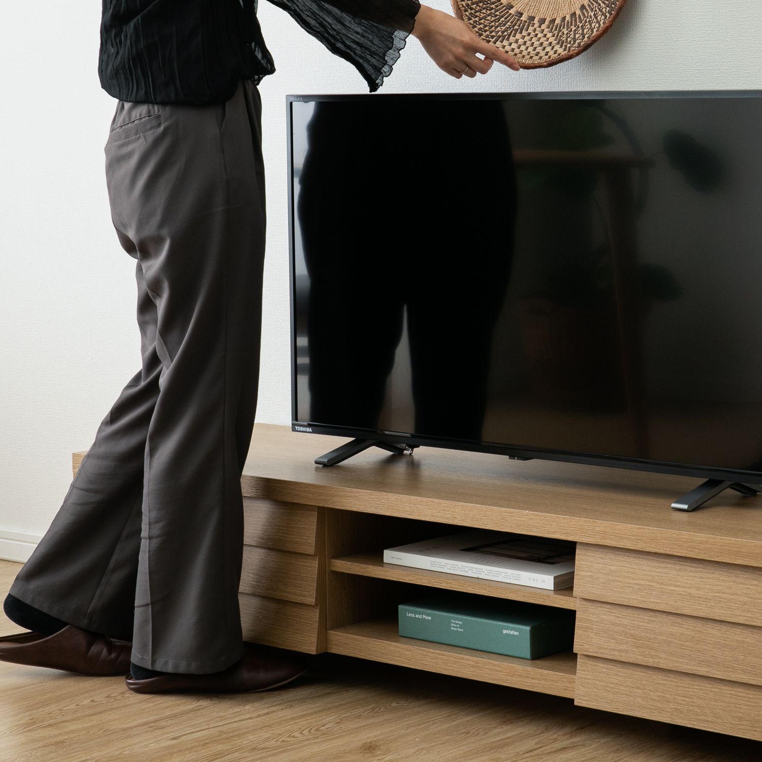 テレビ台を使って収納スペースを確保