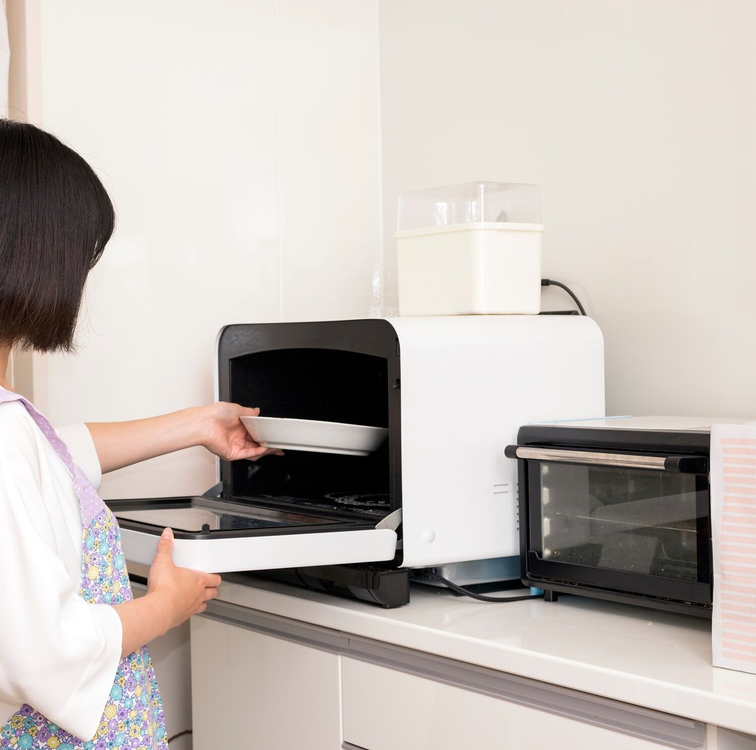 狭いキッチンの電子レンジと炊飯器とトースターなど家電置き場