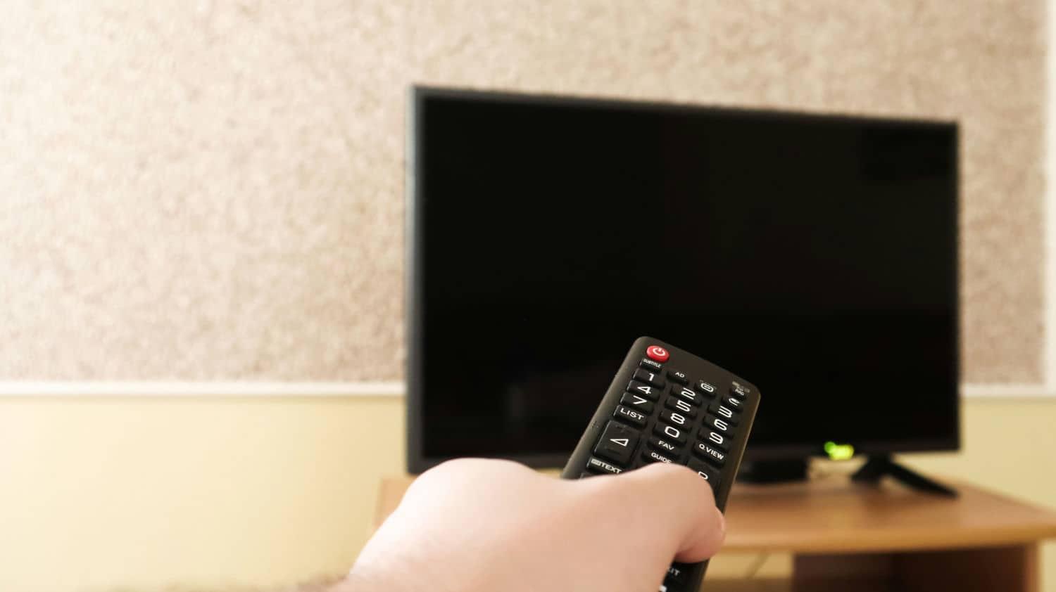 ベッドルームにテレビを置くおしゃれなコーディネート