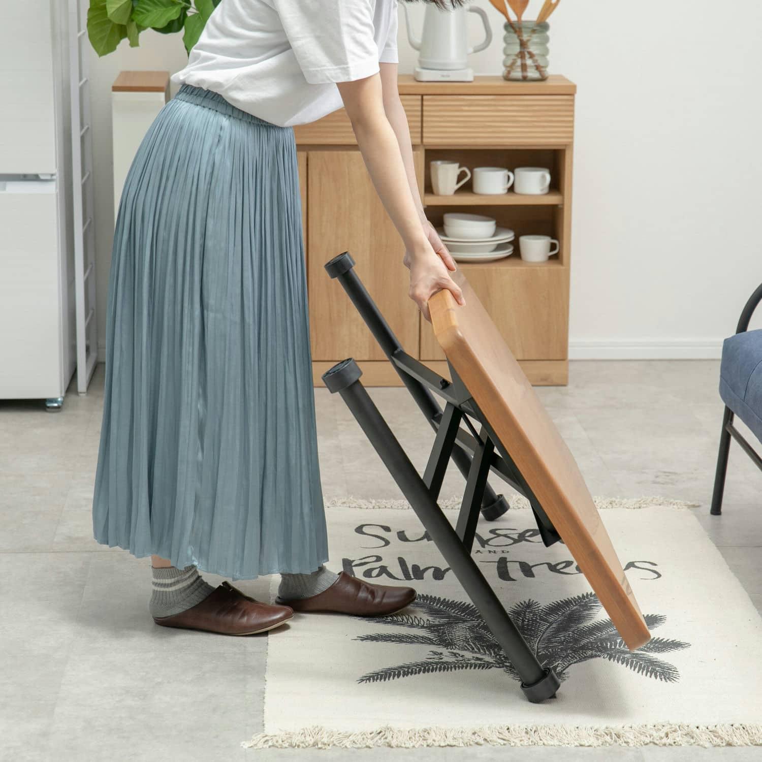 高さ調節と折りたたみができるテーブル