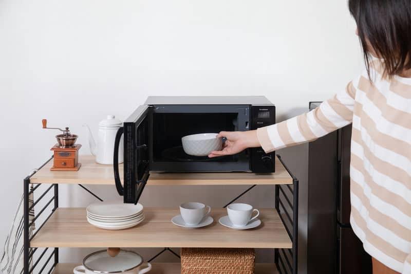キッチンで冷蔵庫や食器棚の上に設置する電子レンジ