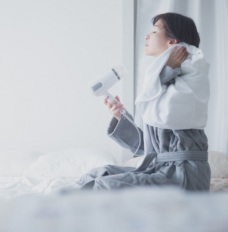 使えば使うほど髪が綺麗になるドライヤーでヘアケアする人