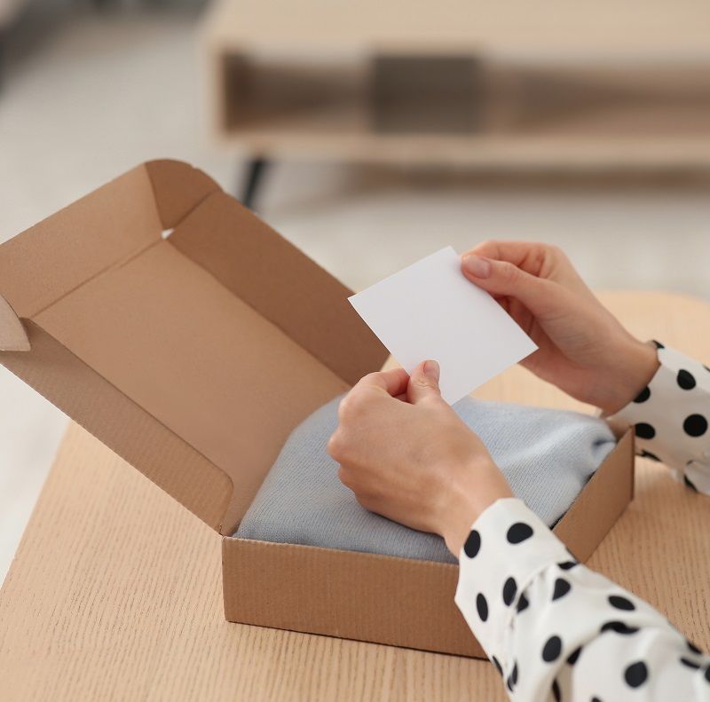届いた商品を開ける人