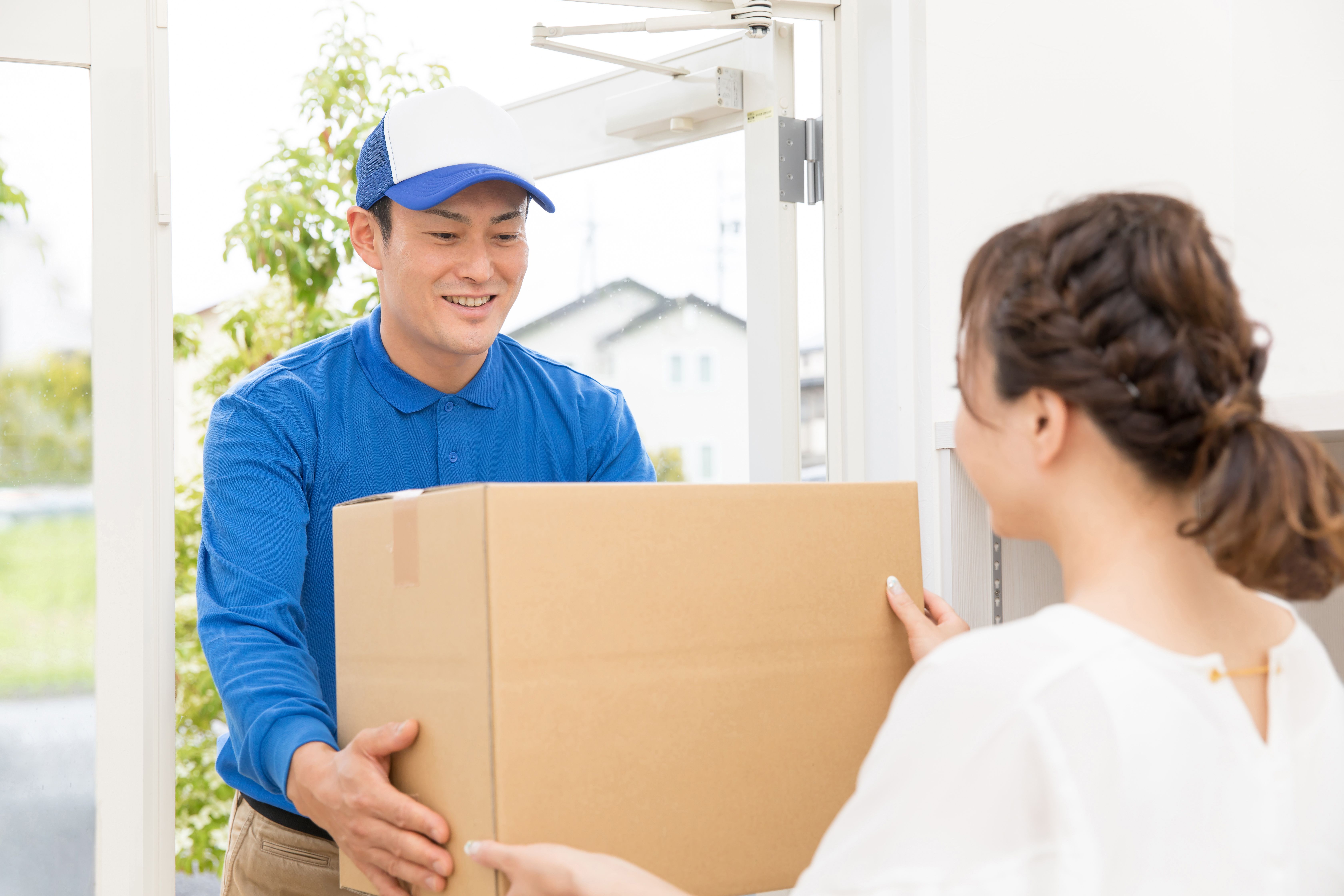荷物を受け取る人
