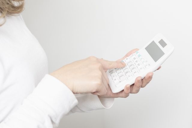 一人暮らし いくらあれば生活できるか計算する人