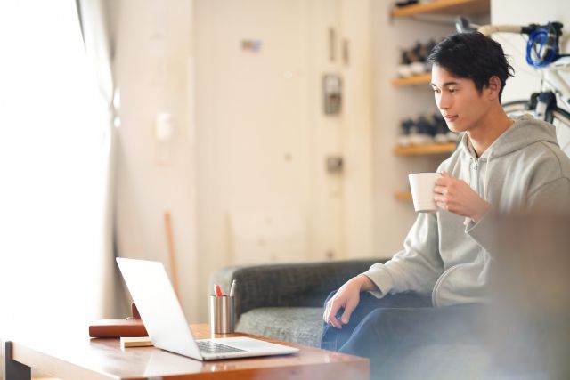 大学生一人暮らしの費用を計算する人