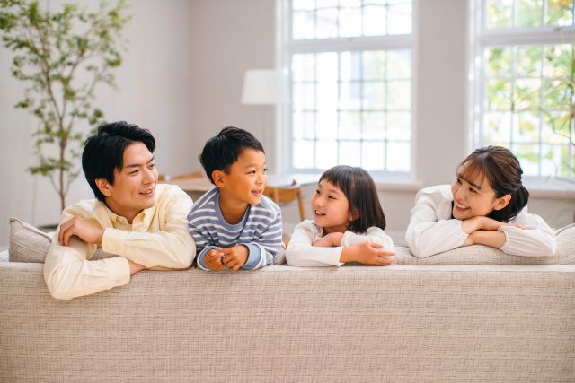 4人家族の生活費を語る家族