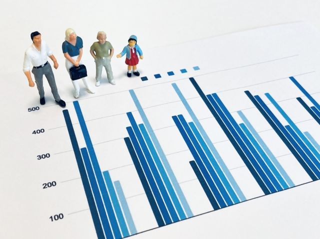 4人家族生活費の内訳を示すデータ