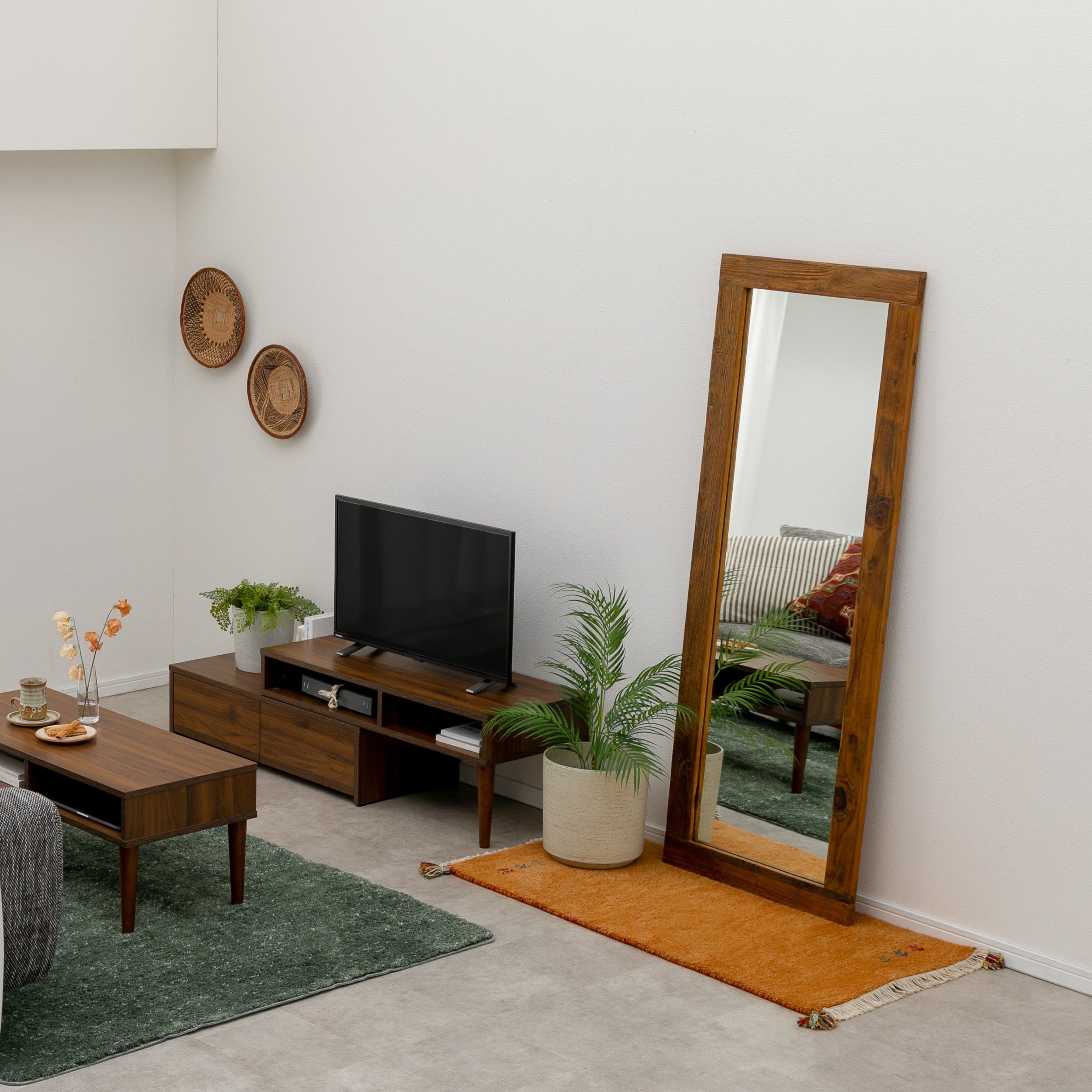 ナチュラルな部屋に馴染む全身鏡