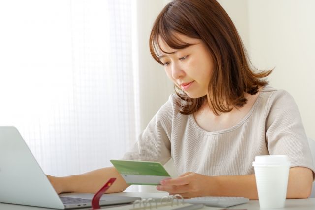 一人暮らし初期費用を最低限抑える方法を考える人