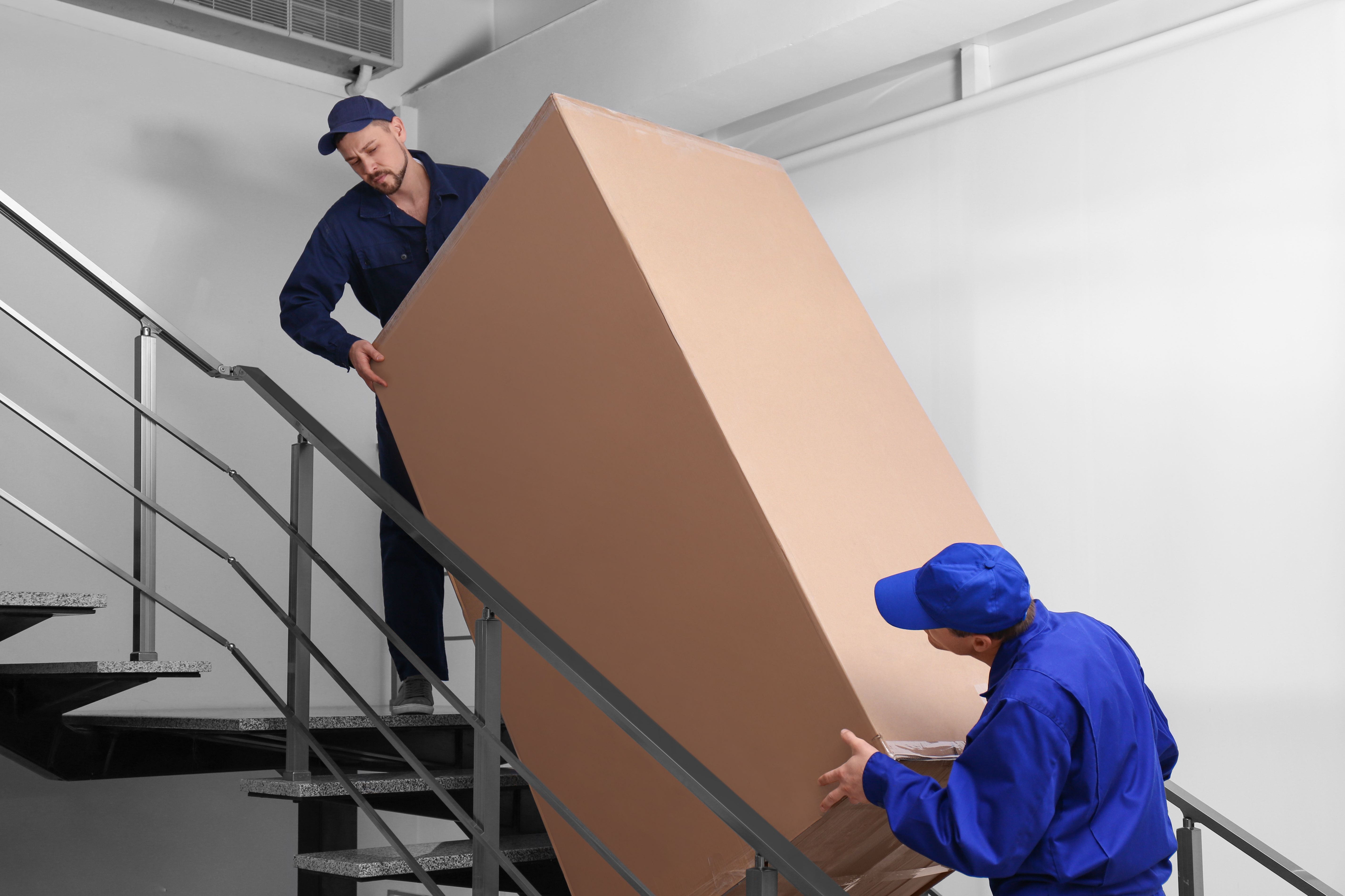 引越しでの運び方のコツ　冷蔵庫は一人で運搬しない