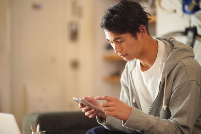 一人暮らしの初期費用をシミュレーションする男