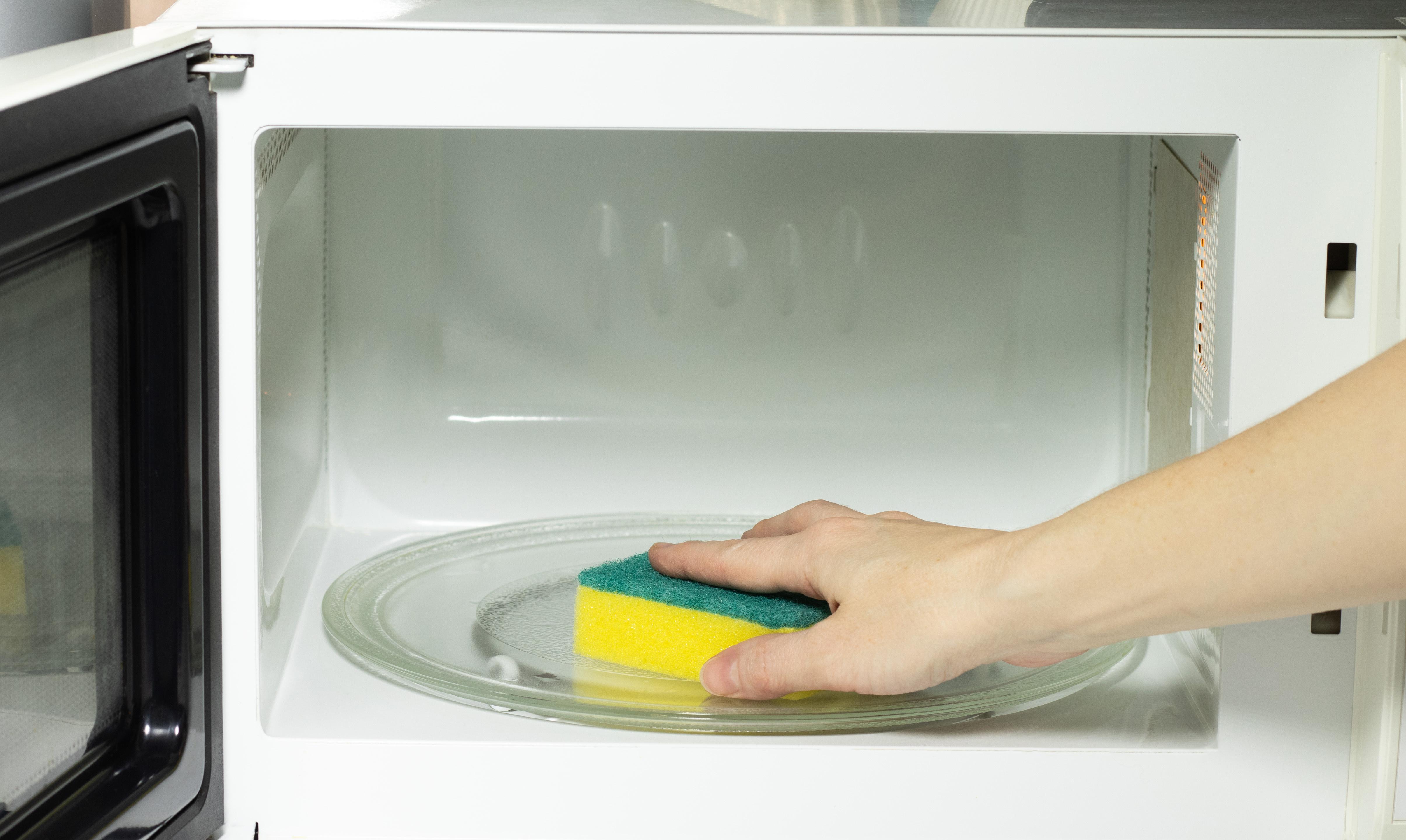 電子レンジの掃除でやってはいけないこと　メラミンスポンジを使う