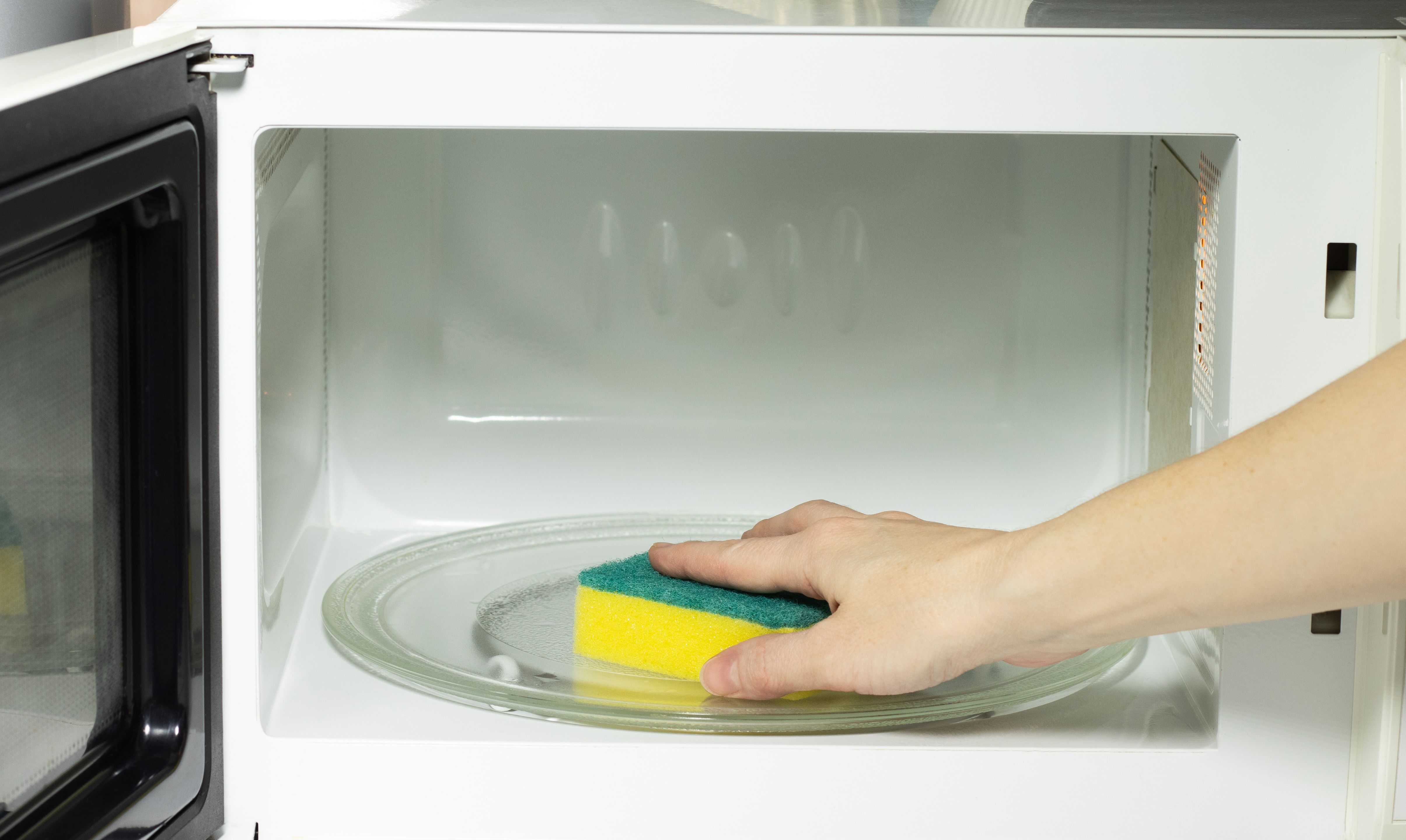 電子レンジの掃除でやってはいけないこと　メラミンスポンジを使う