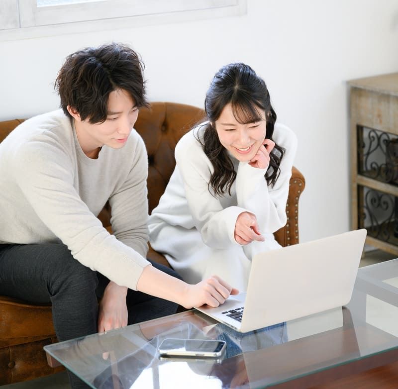 ベッドのサイズ表を見ながら、家具のレンタル・サブスクからベッドを探すカップル