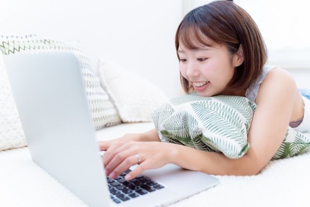 おしゃれな白い部屋作りに家具と家電のレンタル・サブスクを利用する女子