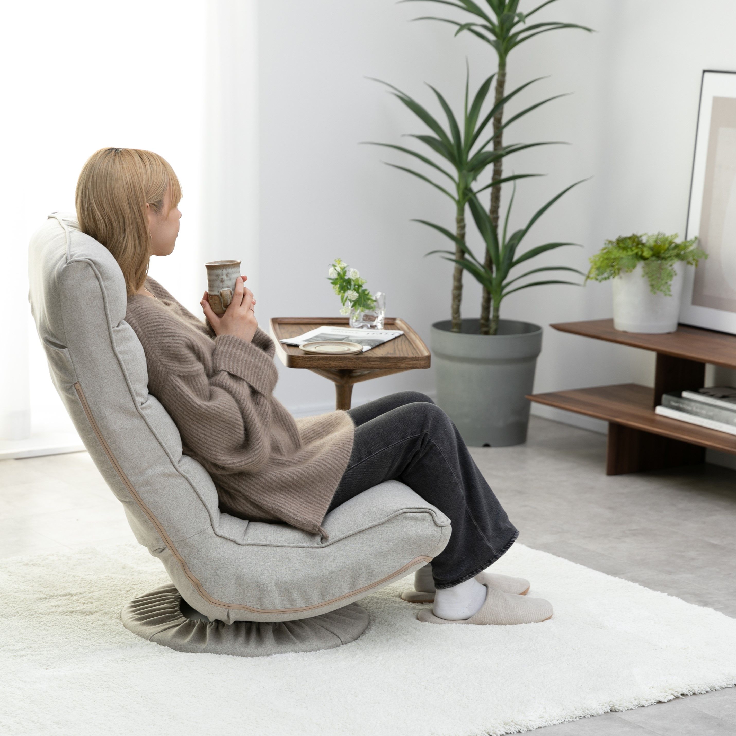 サイドテーブルを活用したおしゃれな部屋