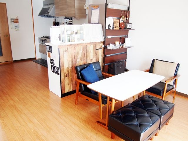 100均でDIYで簡単に仕切り棚の背面をおしゃれに見せるアイデア
