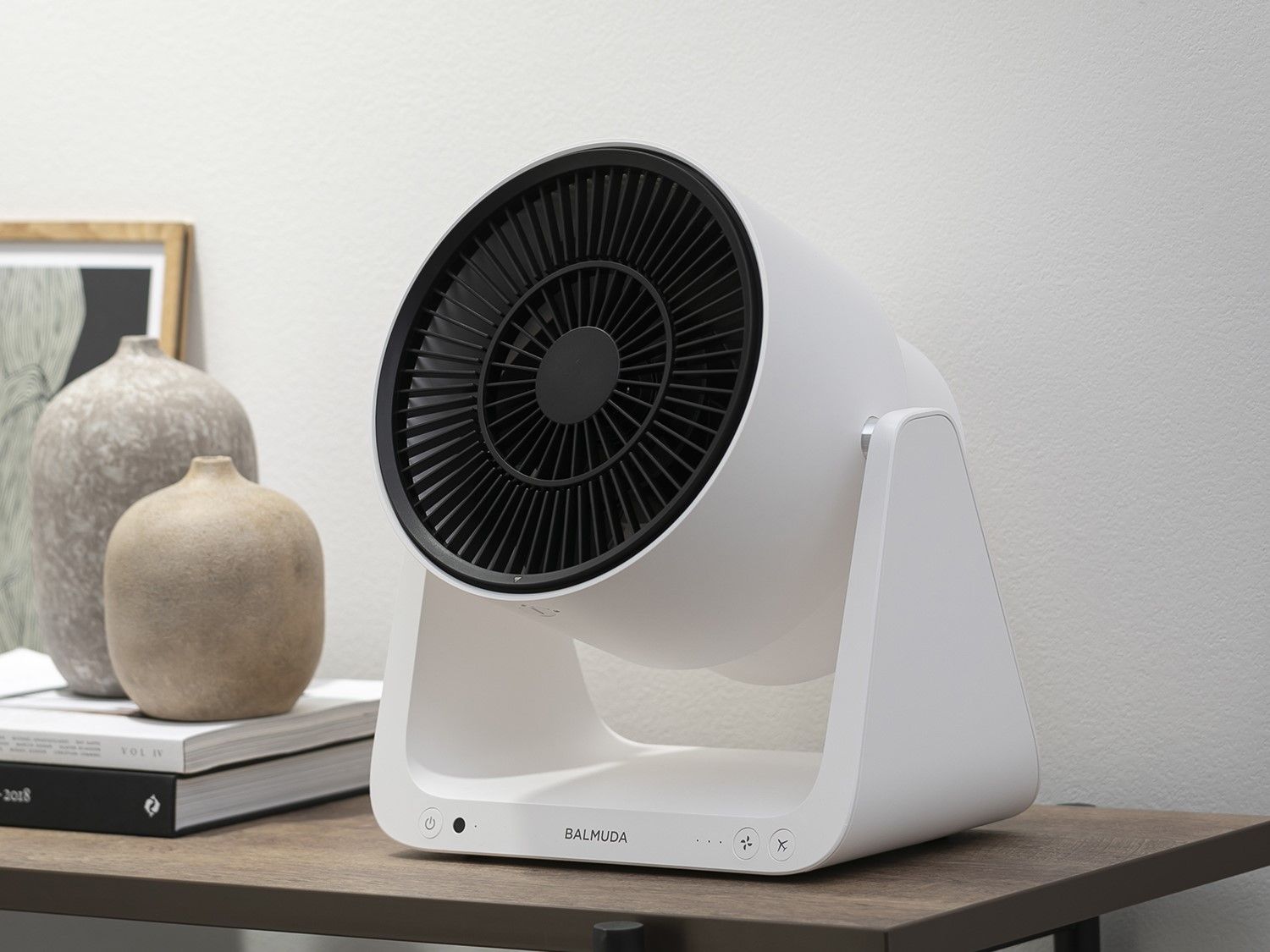 エアコンとサーキュレーターの位置を的確にすると家中を涼しくできるBALMUDA GreenFan C2