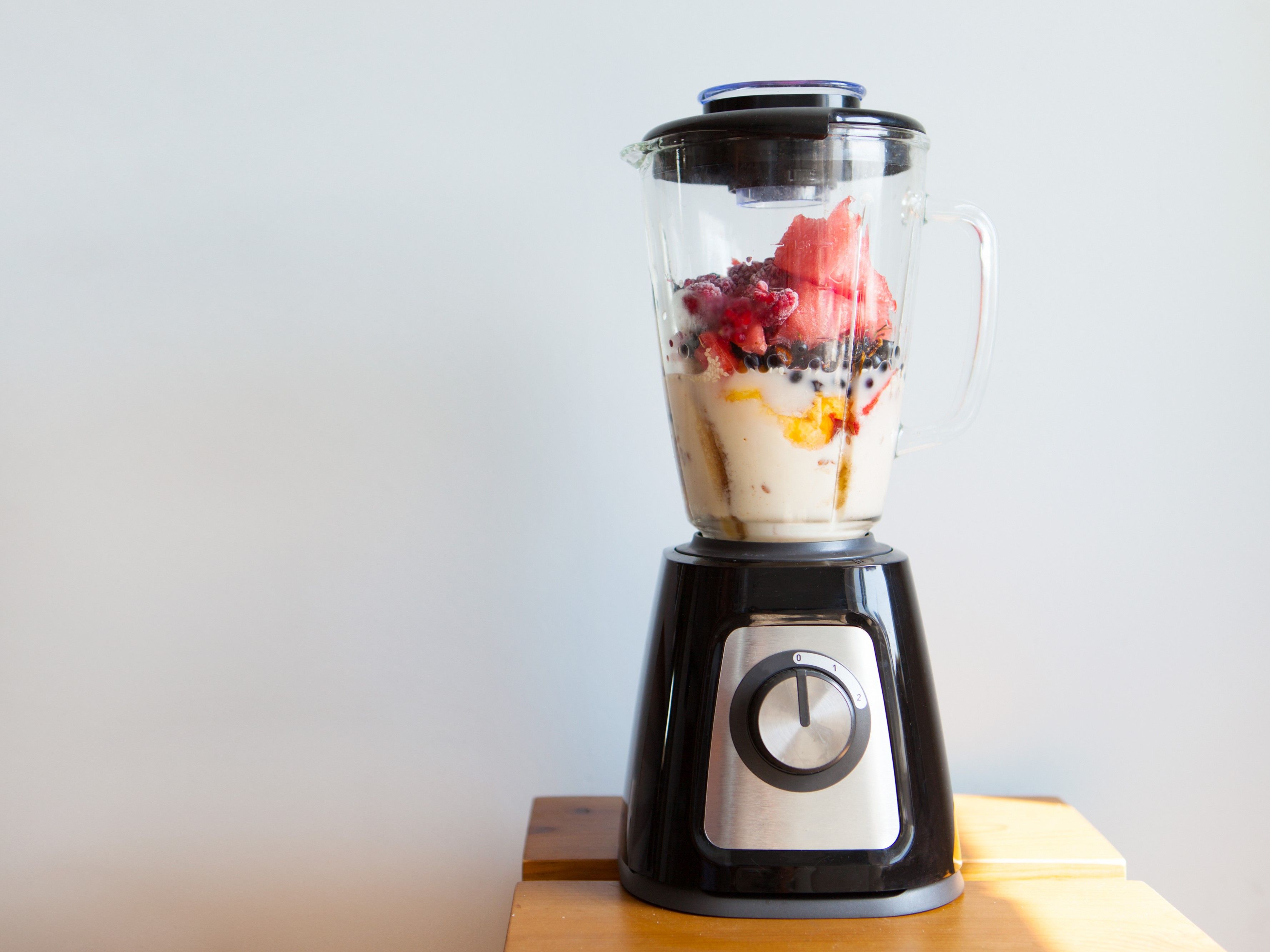 ブレンダーとミキサーの違いはハンディか起き型かのスタイルの差