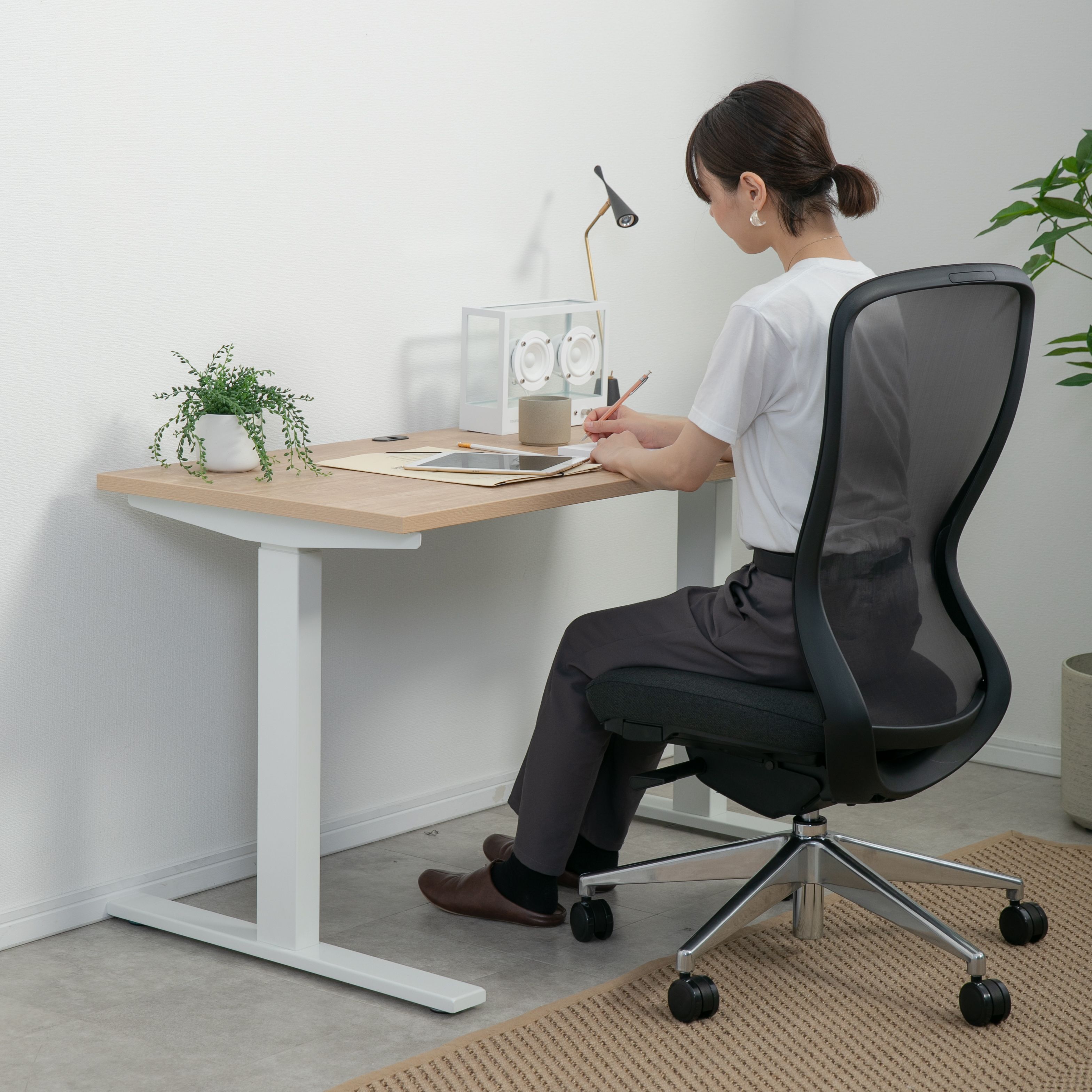 奥行70cm以上のPCデスクのおすすめモデル　CIRCLE 電動昇降デスク