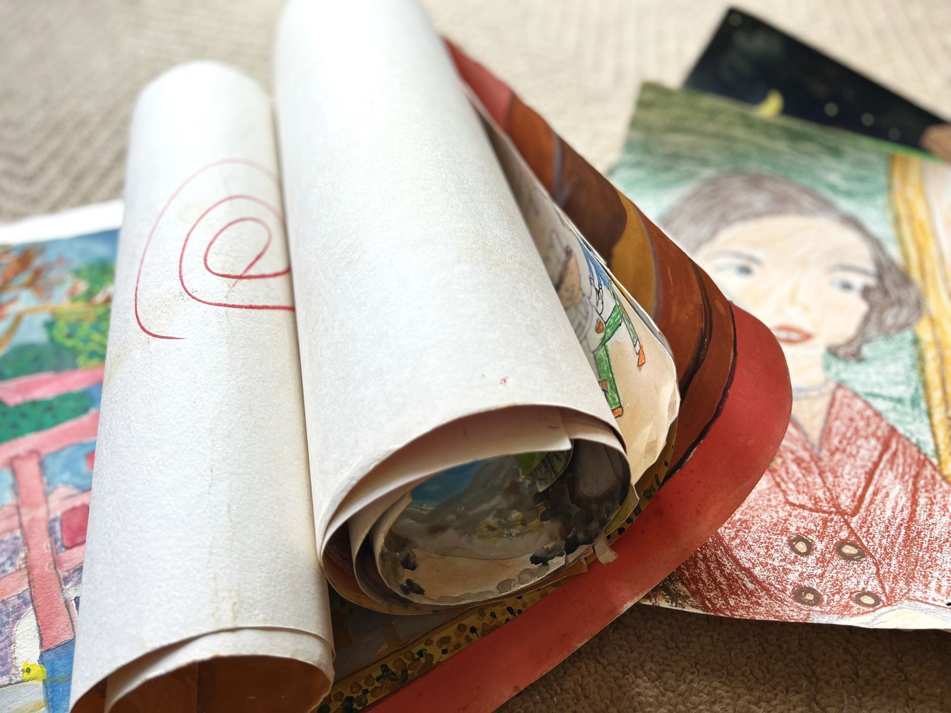 子どものいる家におすすめの書類整理アイデア　思い出の作品は飾って収納