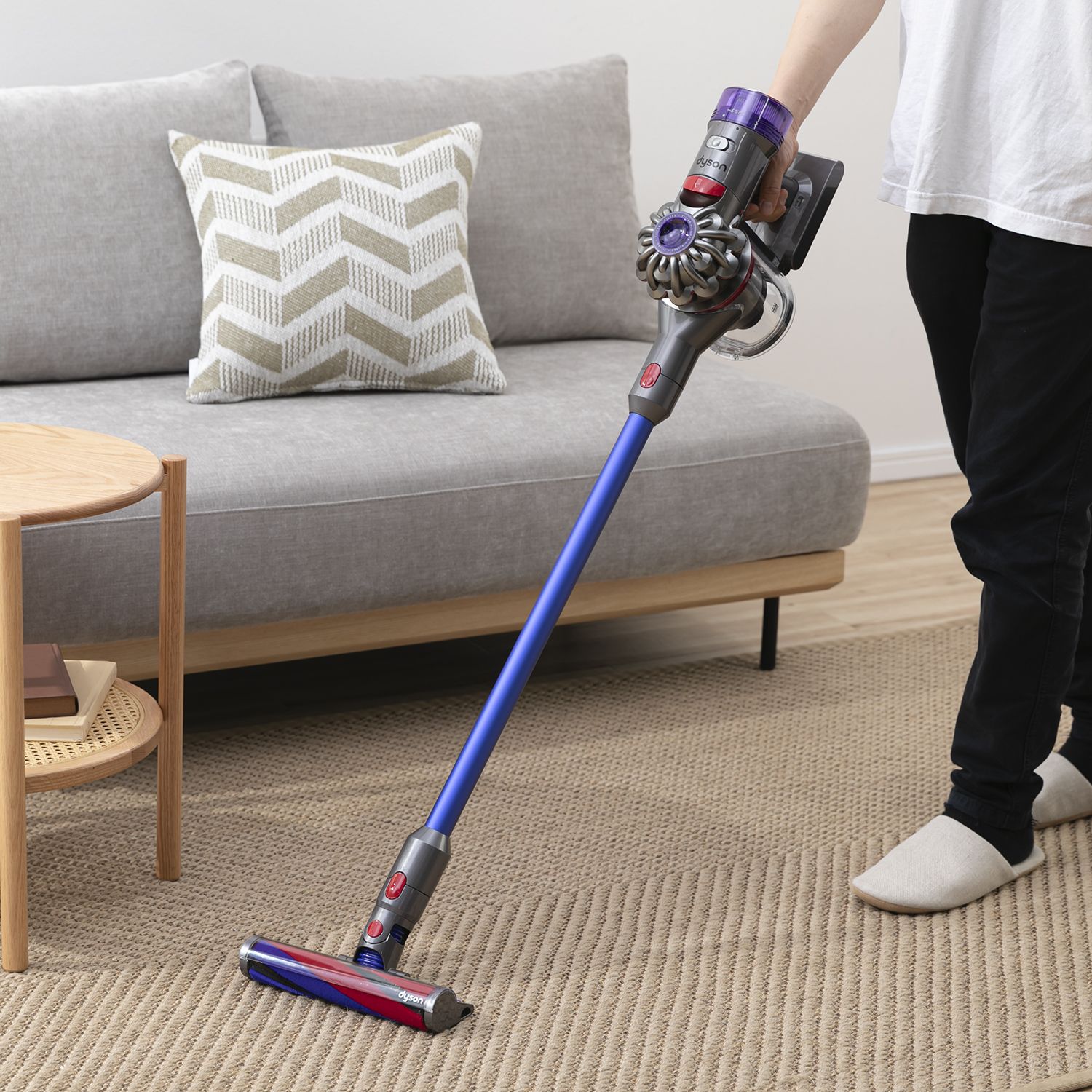 パワフルな吸引力が人気のDyson V8 Slim Fluffy Extra スティッククリーナー