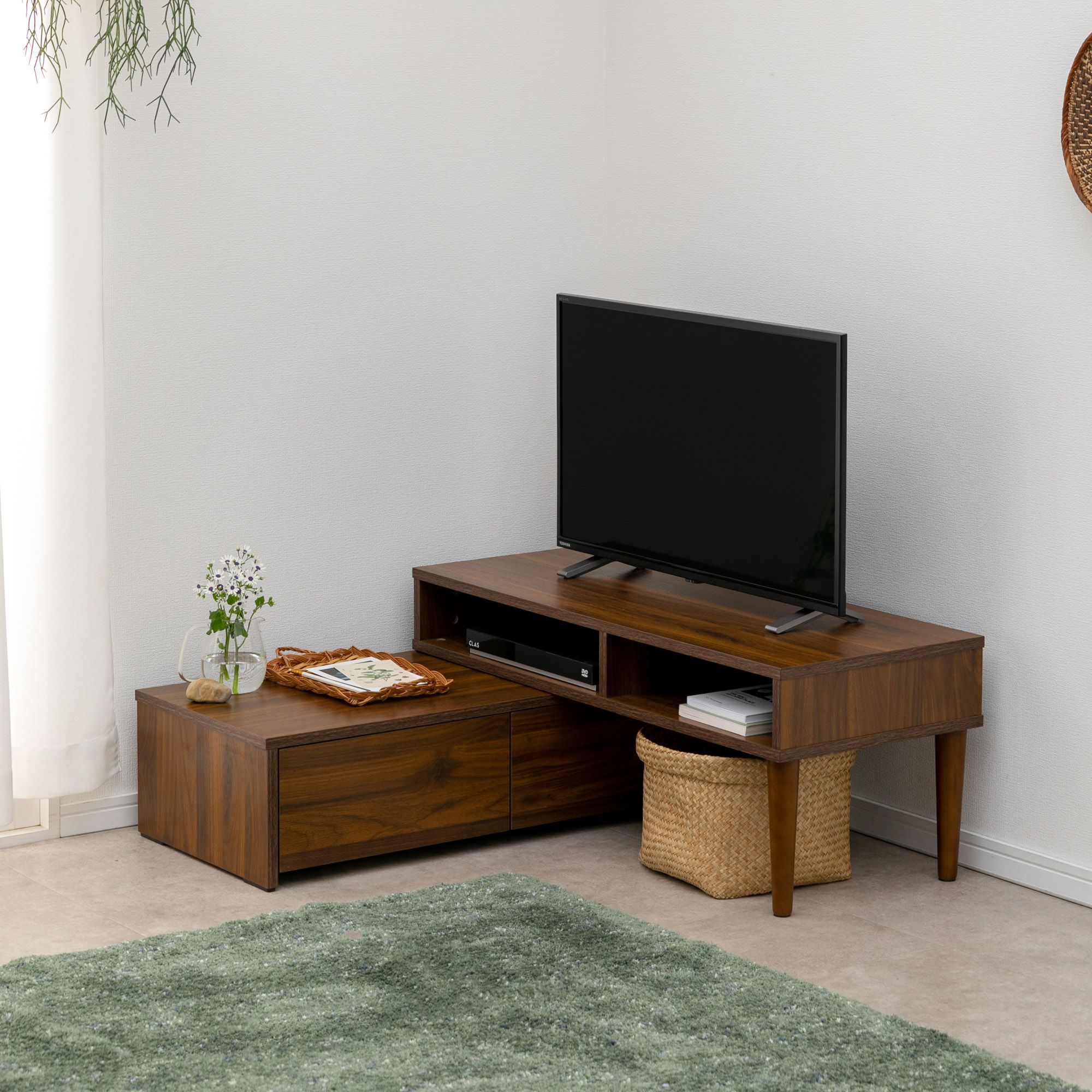 部屋の角にもマッチするテレビラック