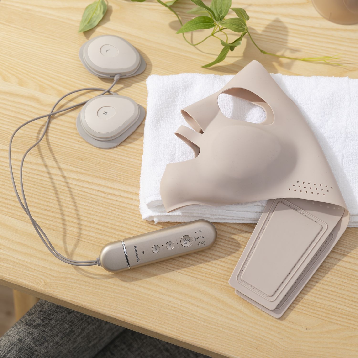 美肌に導くPanasonic マスク型イオン美顔器