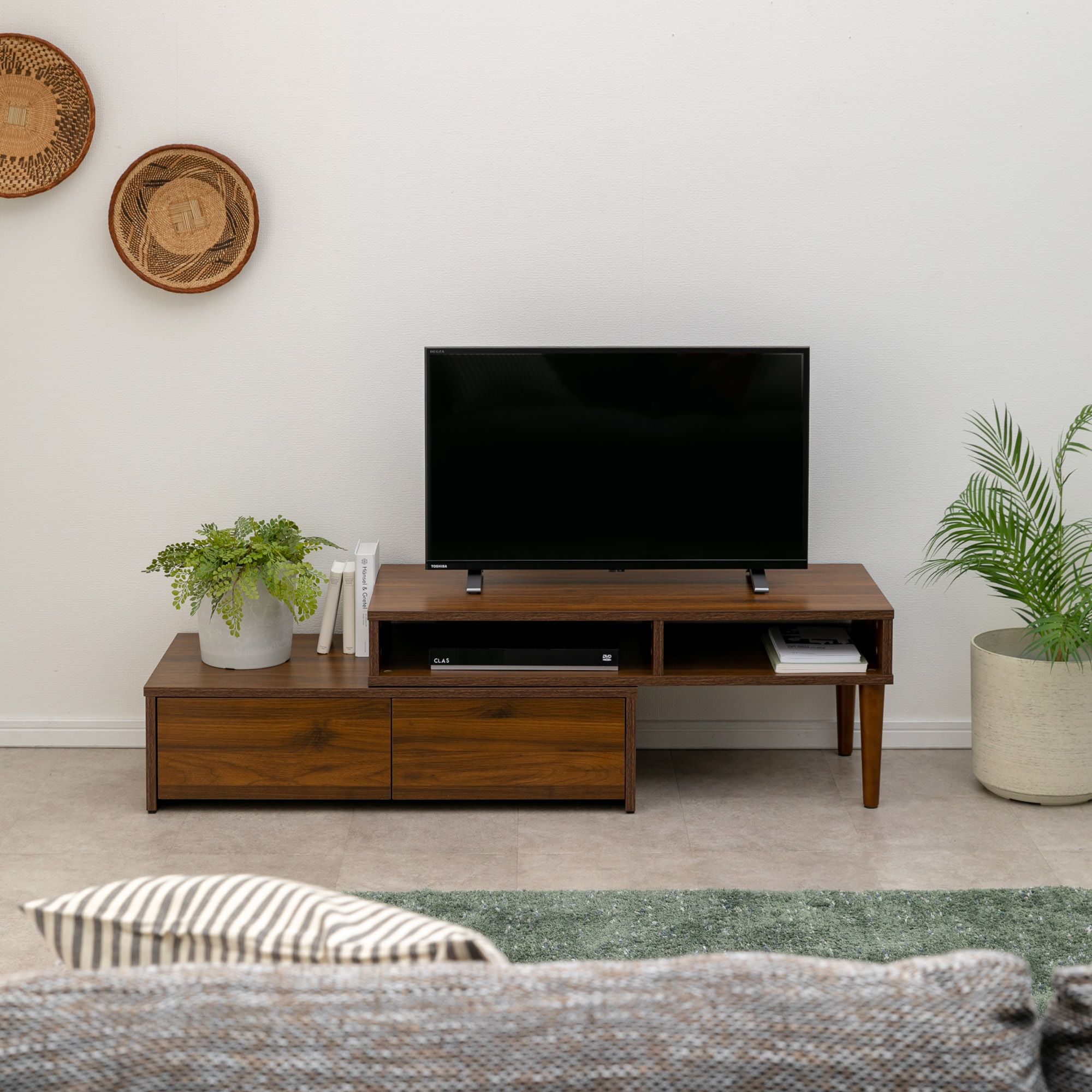 ロータイプのテレビ台を使ったナチュラルなインテリアコーディネート