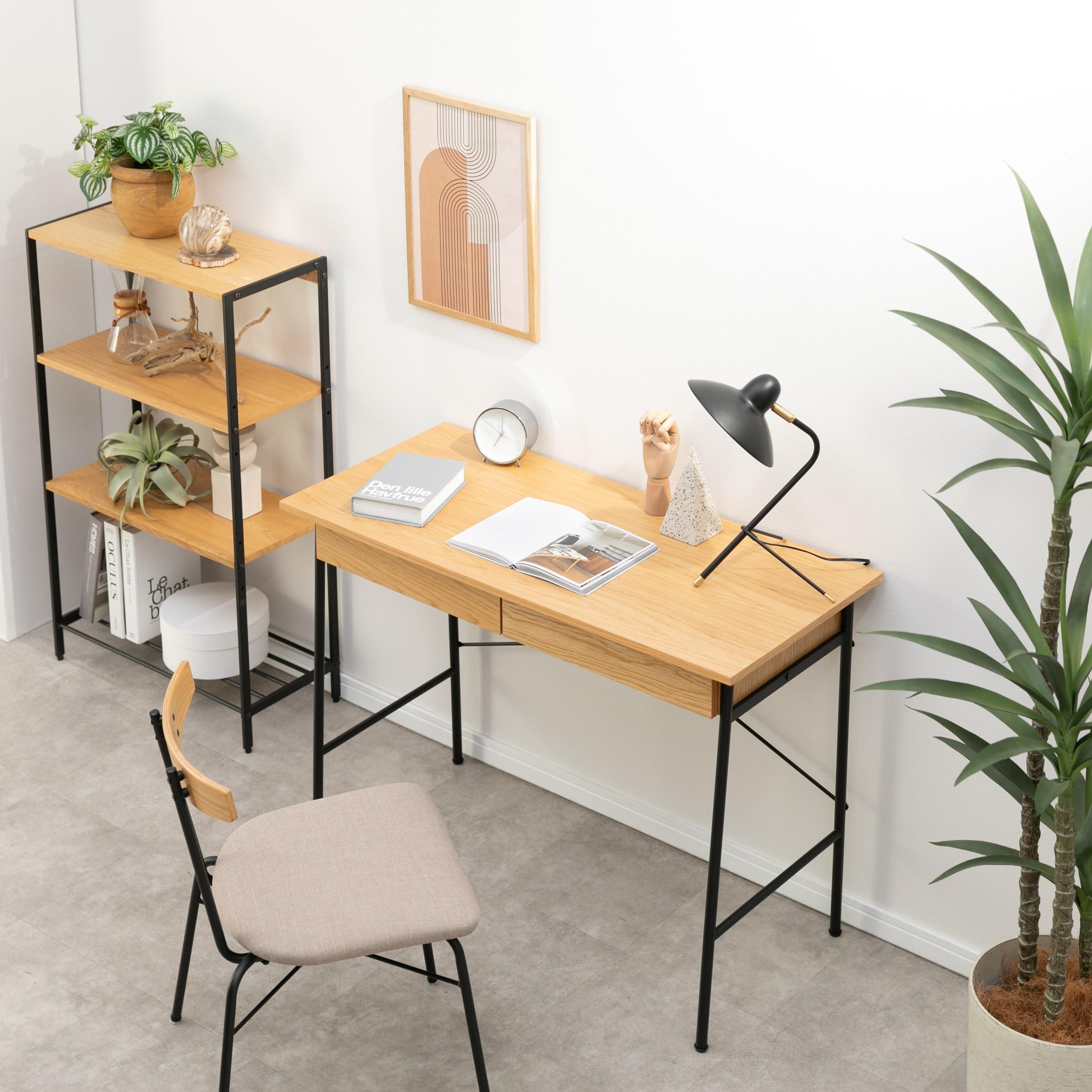 場所を取らないi-style デスクとコンパクトなi-style スチールチェア