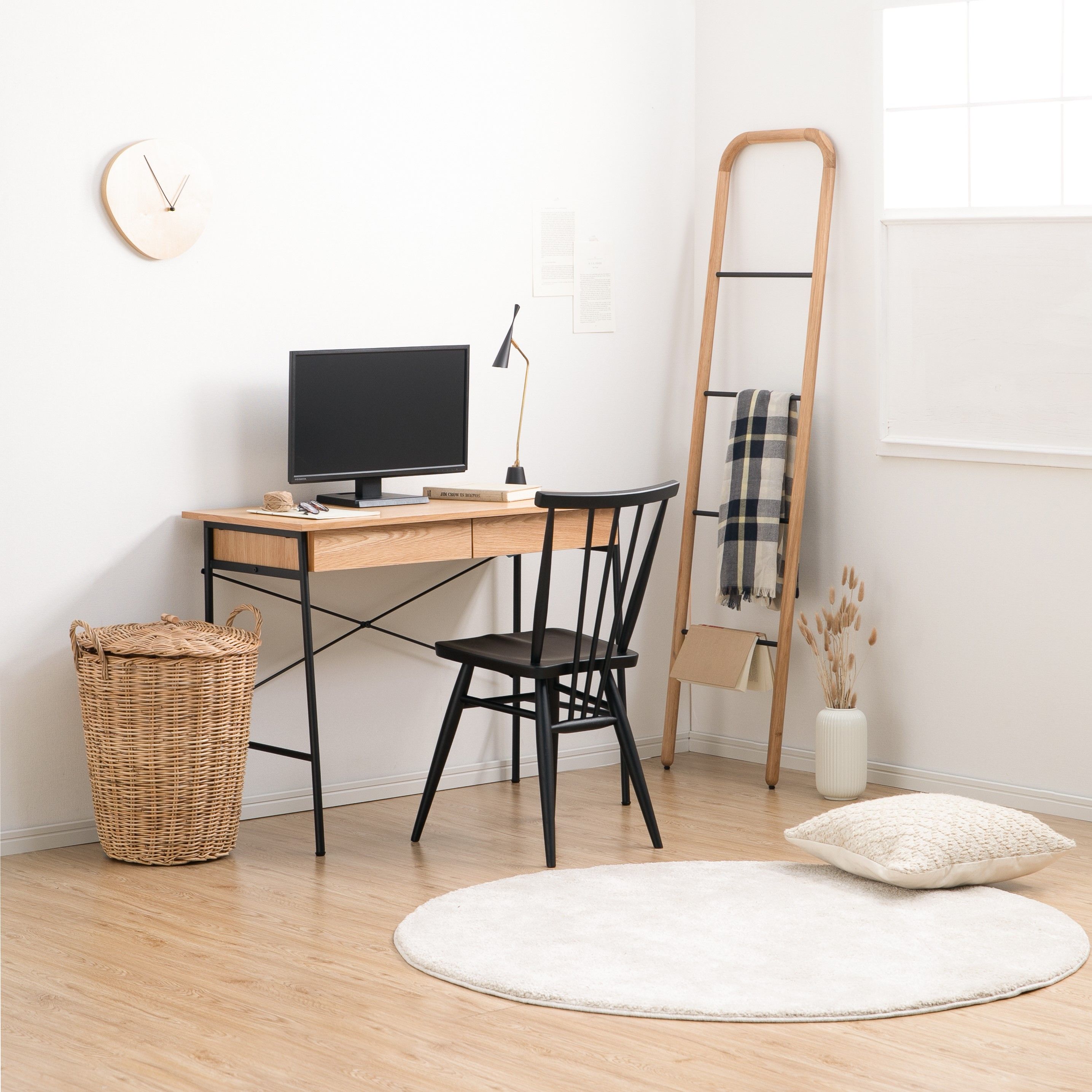狭い部屋にも置きやすい木製ラック