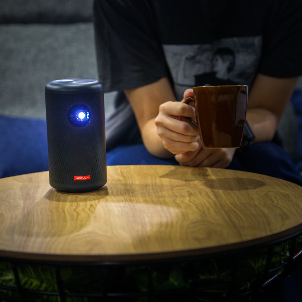 お部屋を映画館に変えるAnker Nebula Capsule Ⅲ モバイルプロジェクター