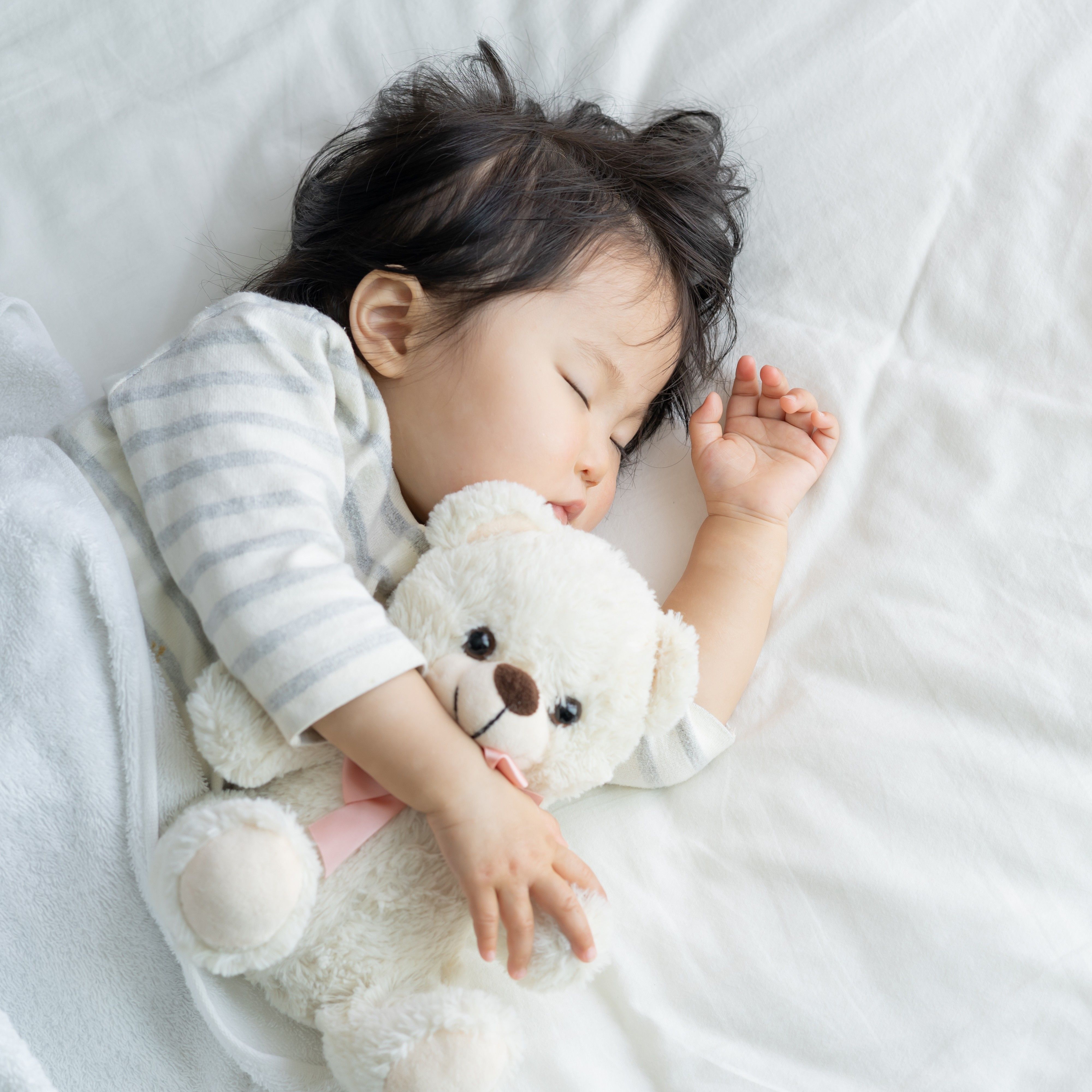 プラズマクラスターでウイルスや花粉を抑制した環境で眠る子供