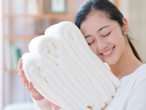 家電のレンタル・サブスククラスで乾燥機付き洗濯機を試す女性