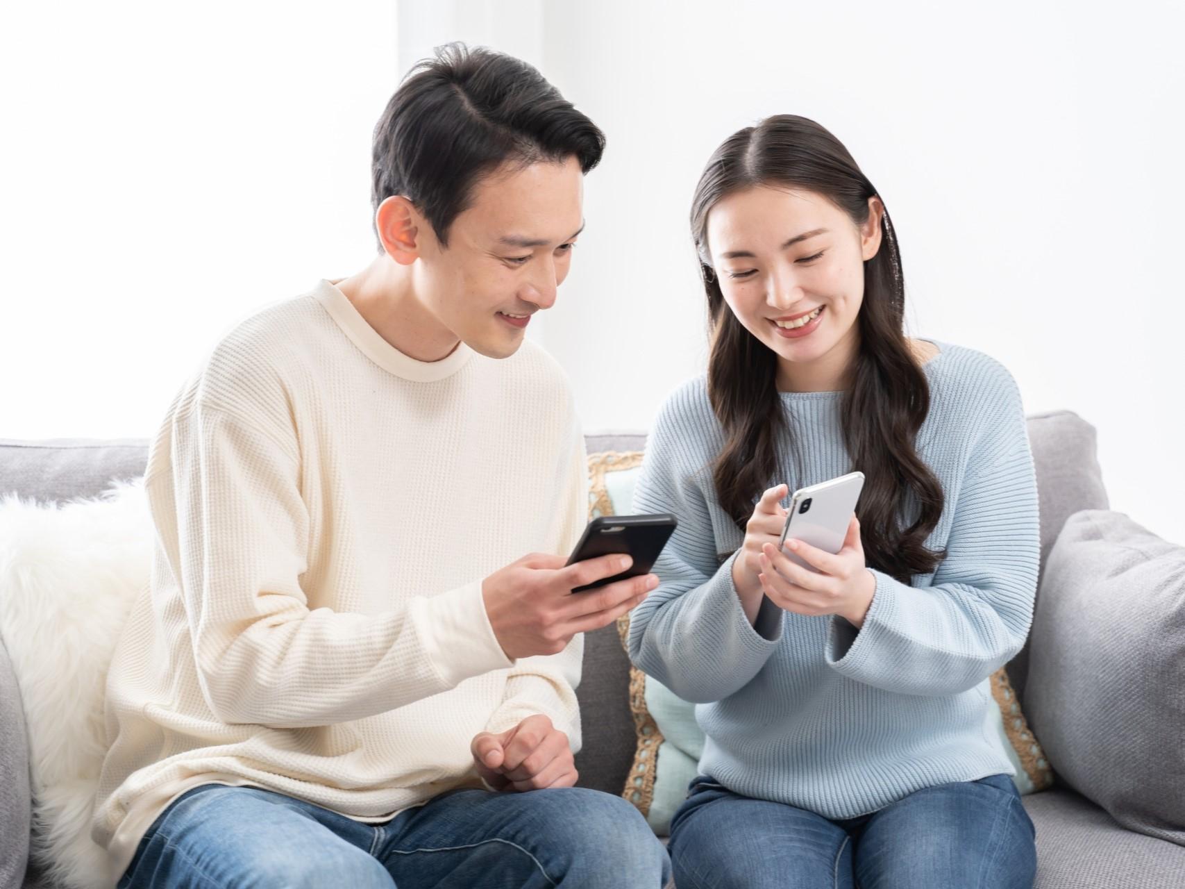 二人暮らしの生活費を見直すカップル
