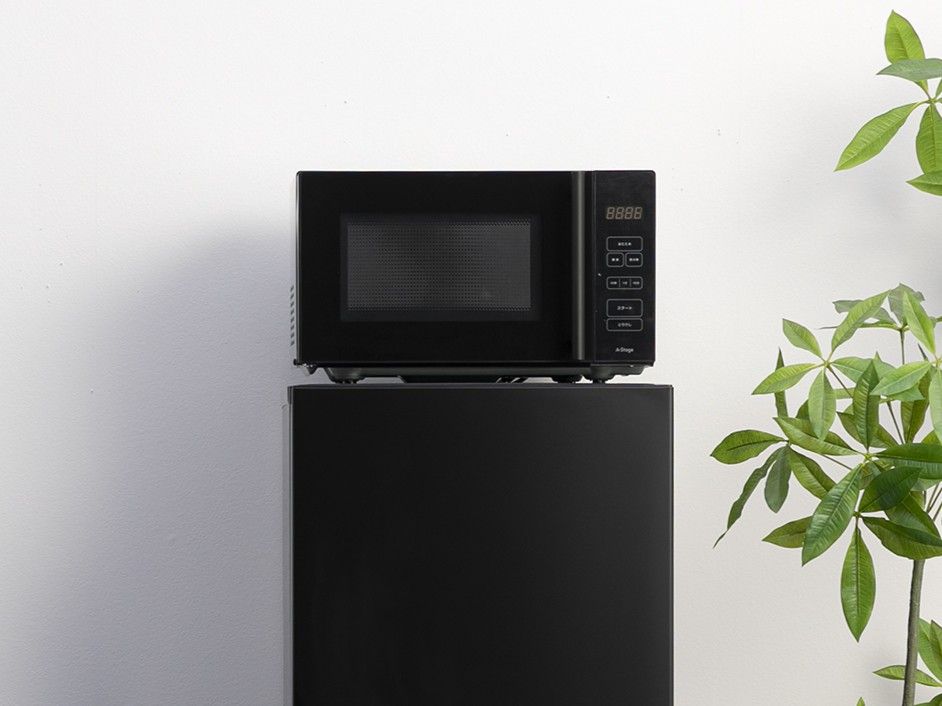 冷蔵庫の上に電子レンジを置けるシンプルな組み合わせ