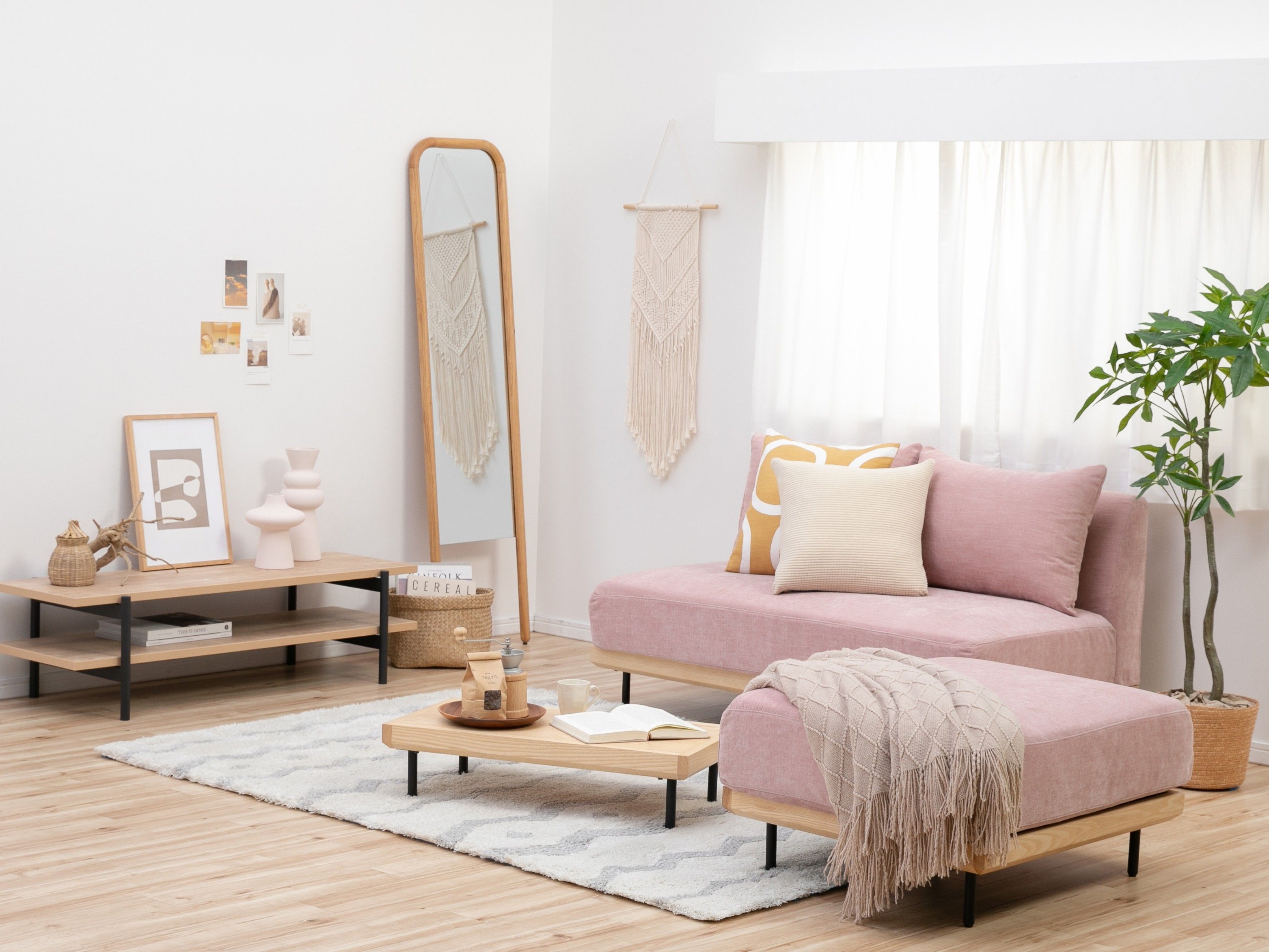 温かみのある部屋にするピンクのソファ